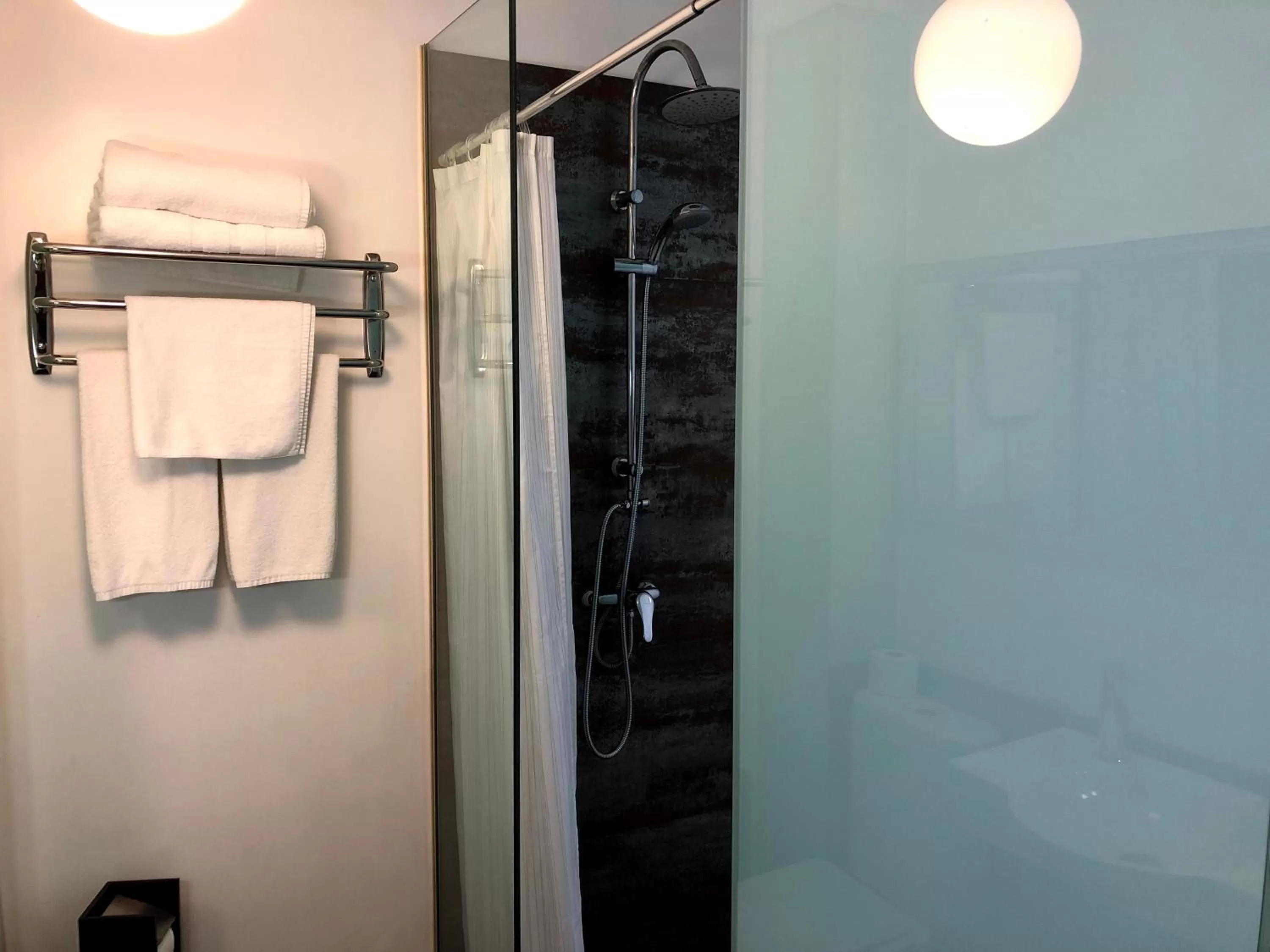 Bathroom in Hotel del Mar Vigo