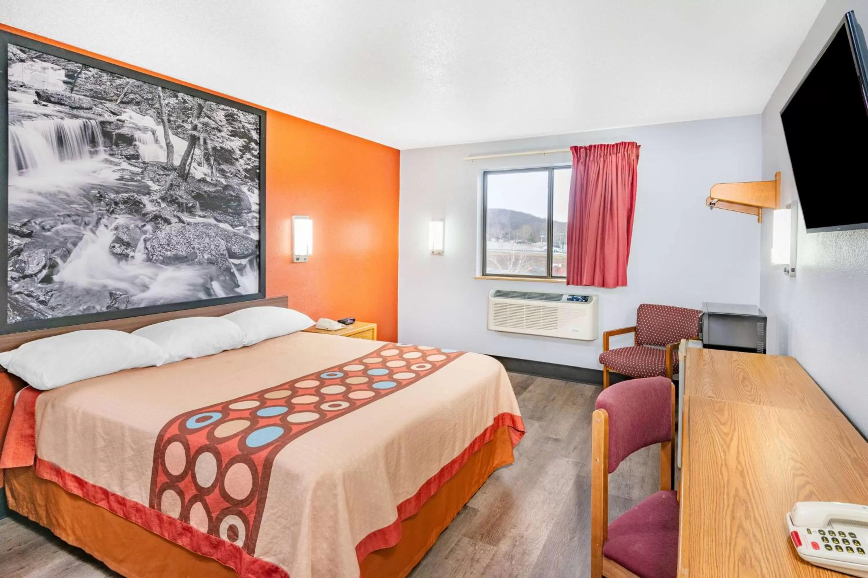 Photo of the whole room, Bed in Super 8 by Wyndham Waynesburg