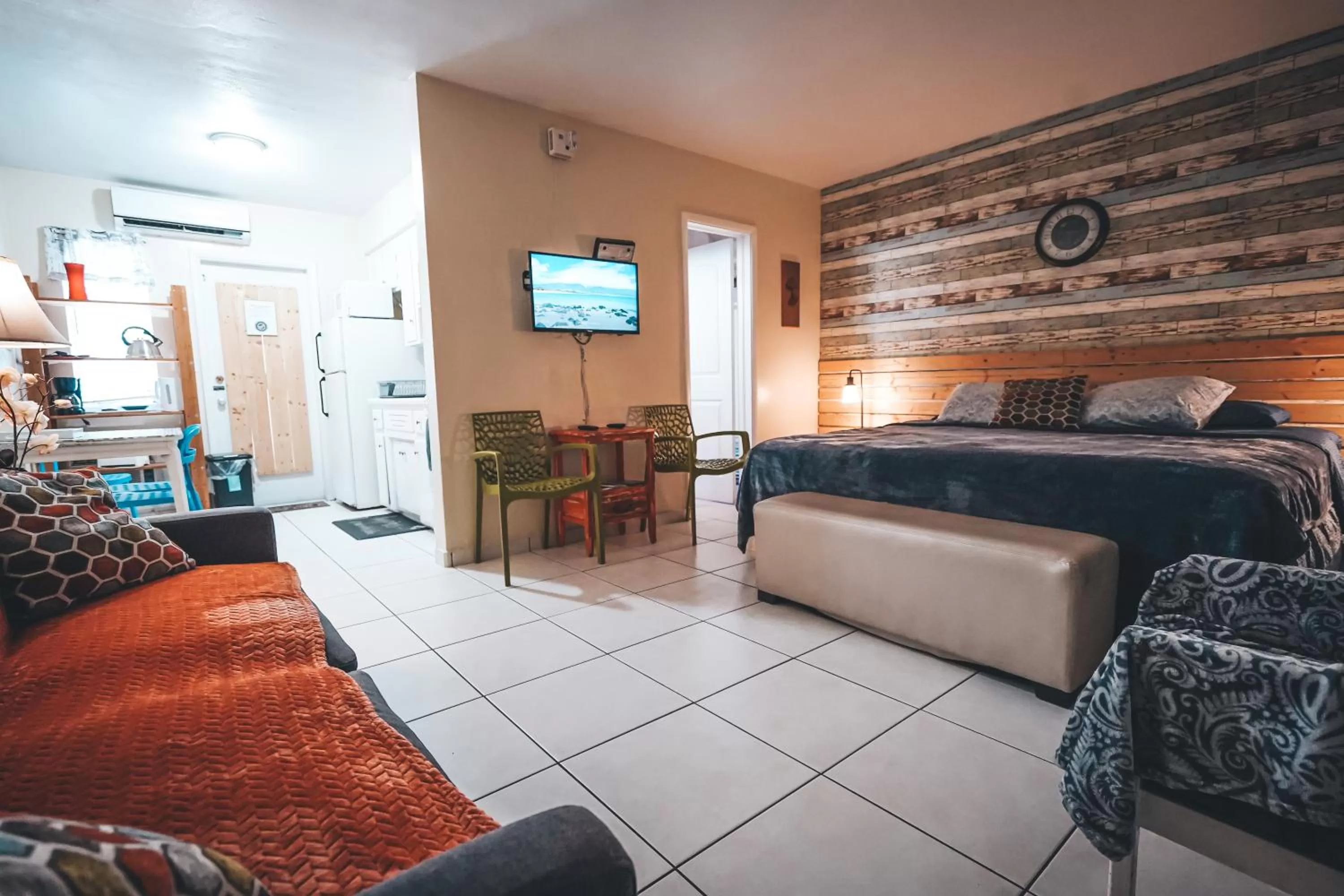 Living room in Hollywood Light Haven Lodge