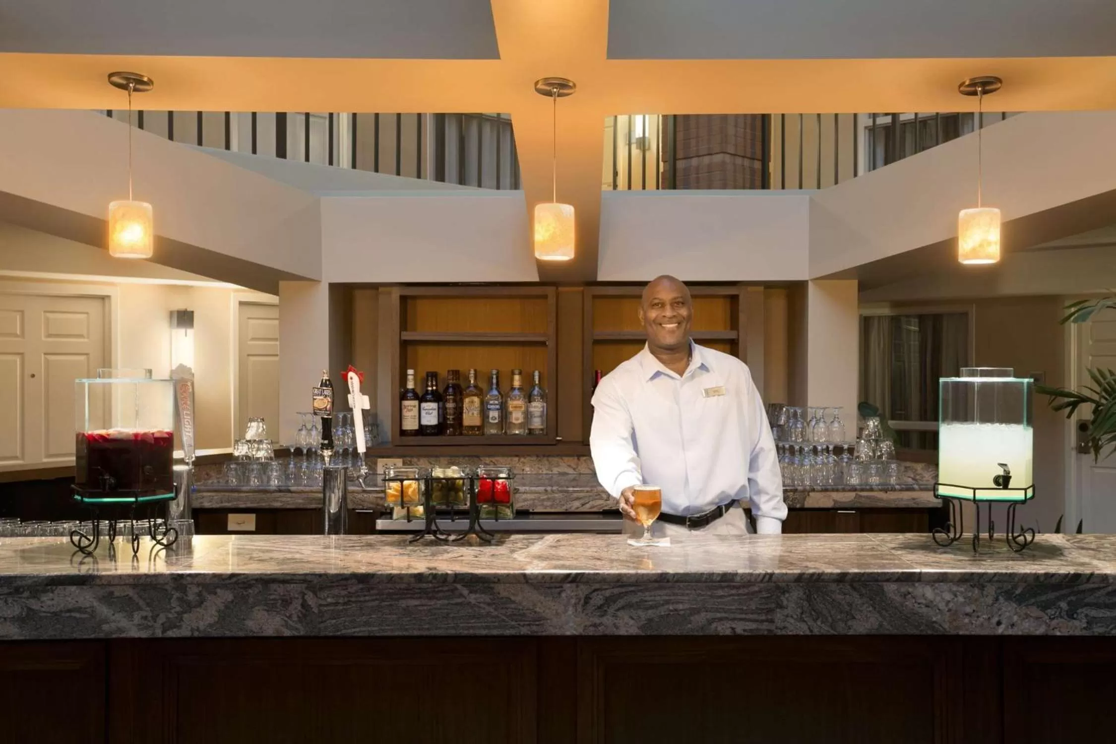 Dining area in Embassy Suites Cleveland - Beachwood