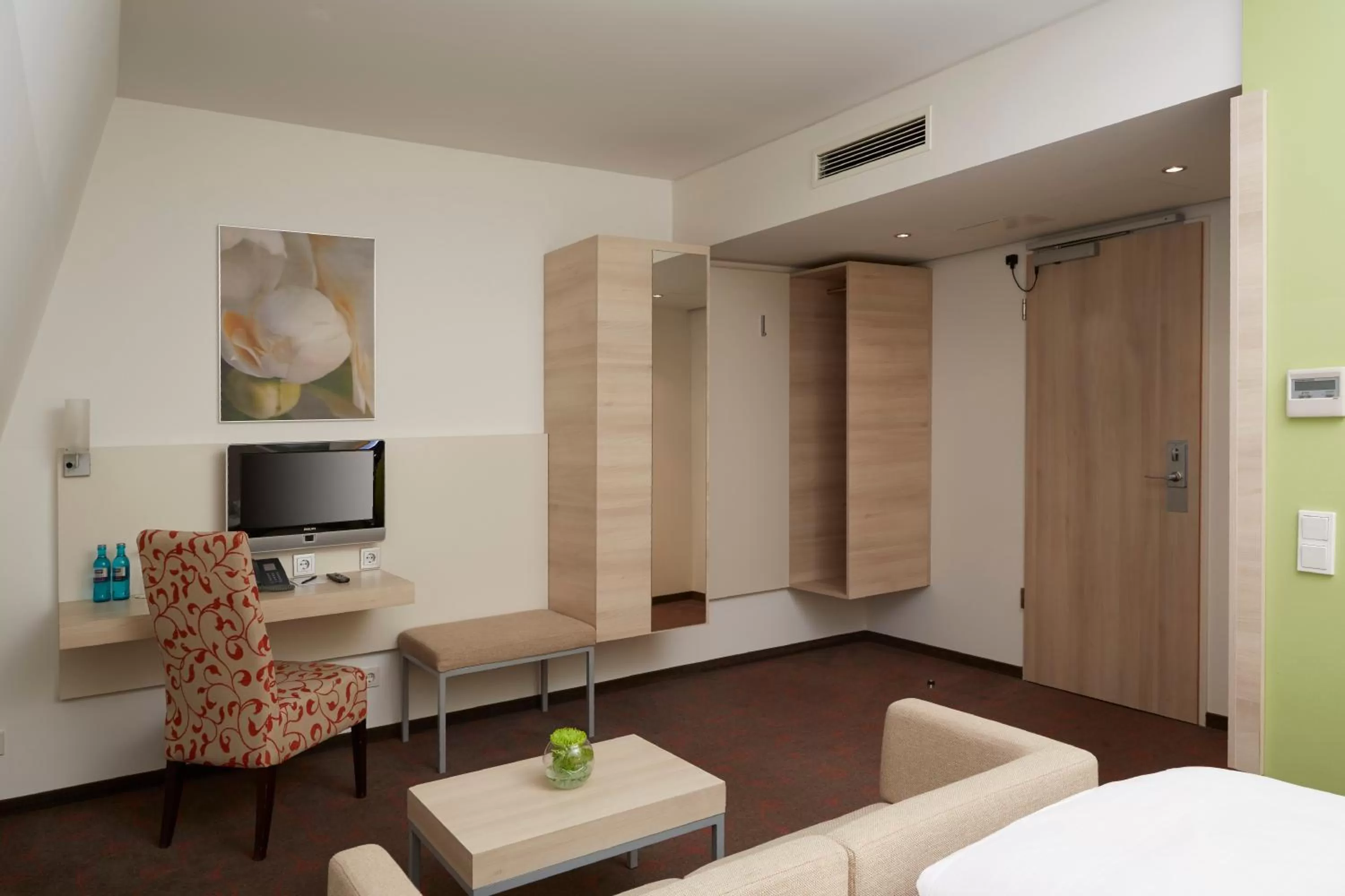 Photo of the whole room, Bed in H+ Hotel München