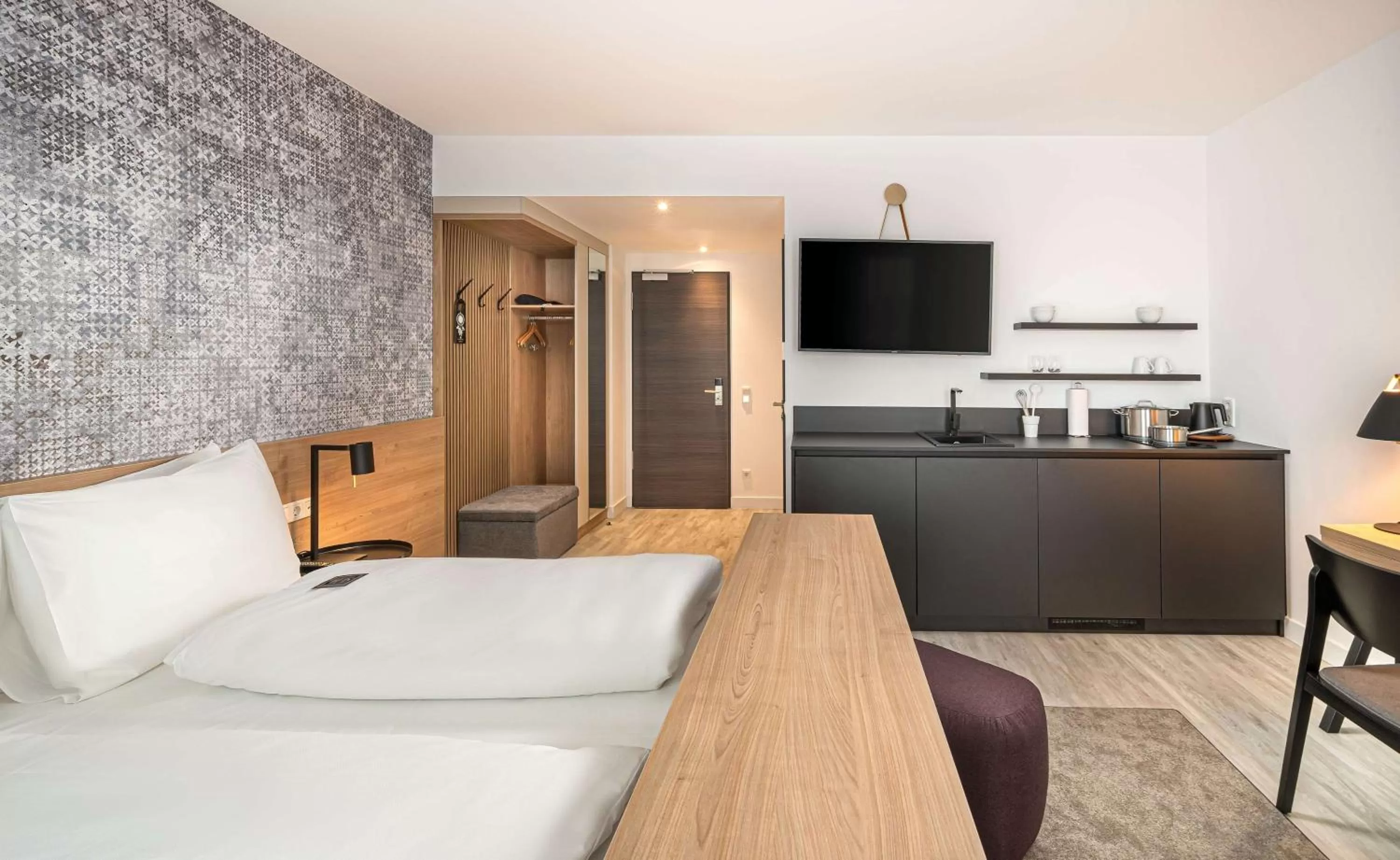 Kitchen or kitchenette, Bed in elaya hotel augsburg