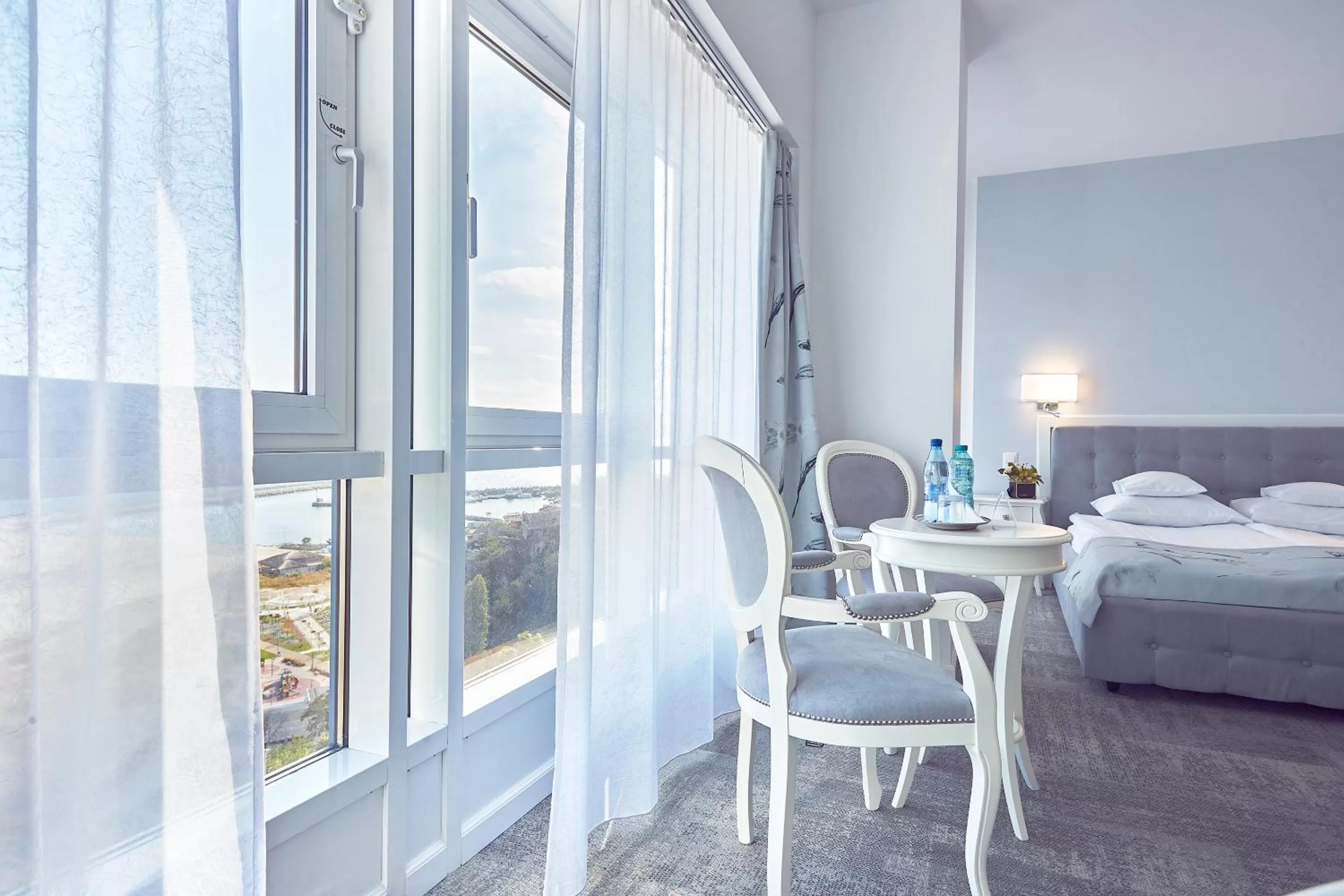 Seating area, Bed in Continental Forum Constanta