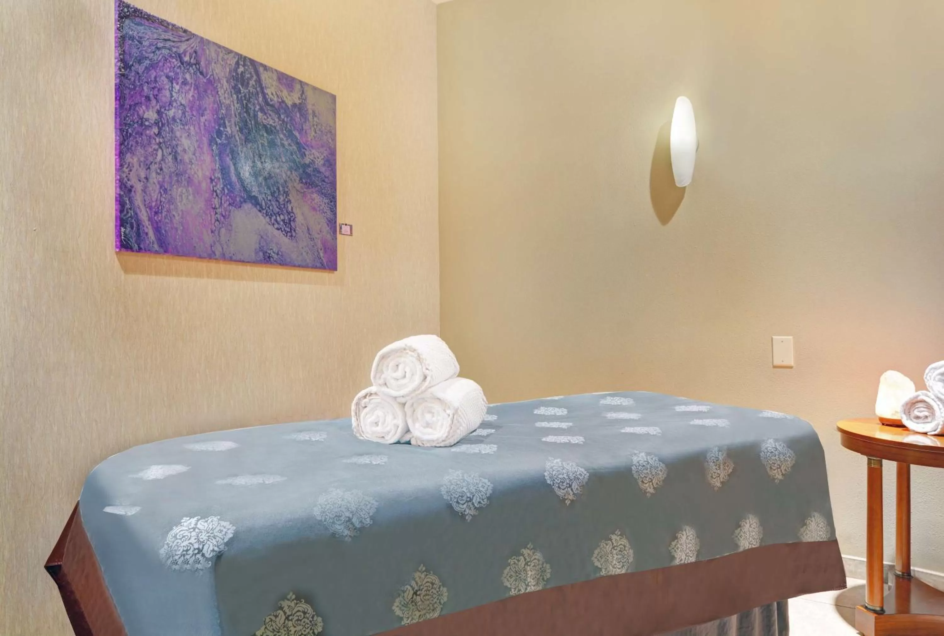 Spa and wellness centre/facilities, Bed in Embassy Suites Northwest Arkansas - Hotel, Spa & Convention Center
