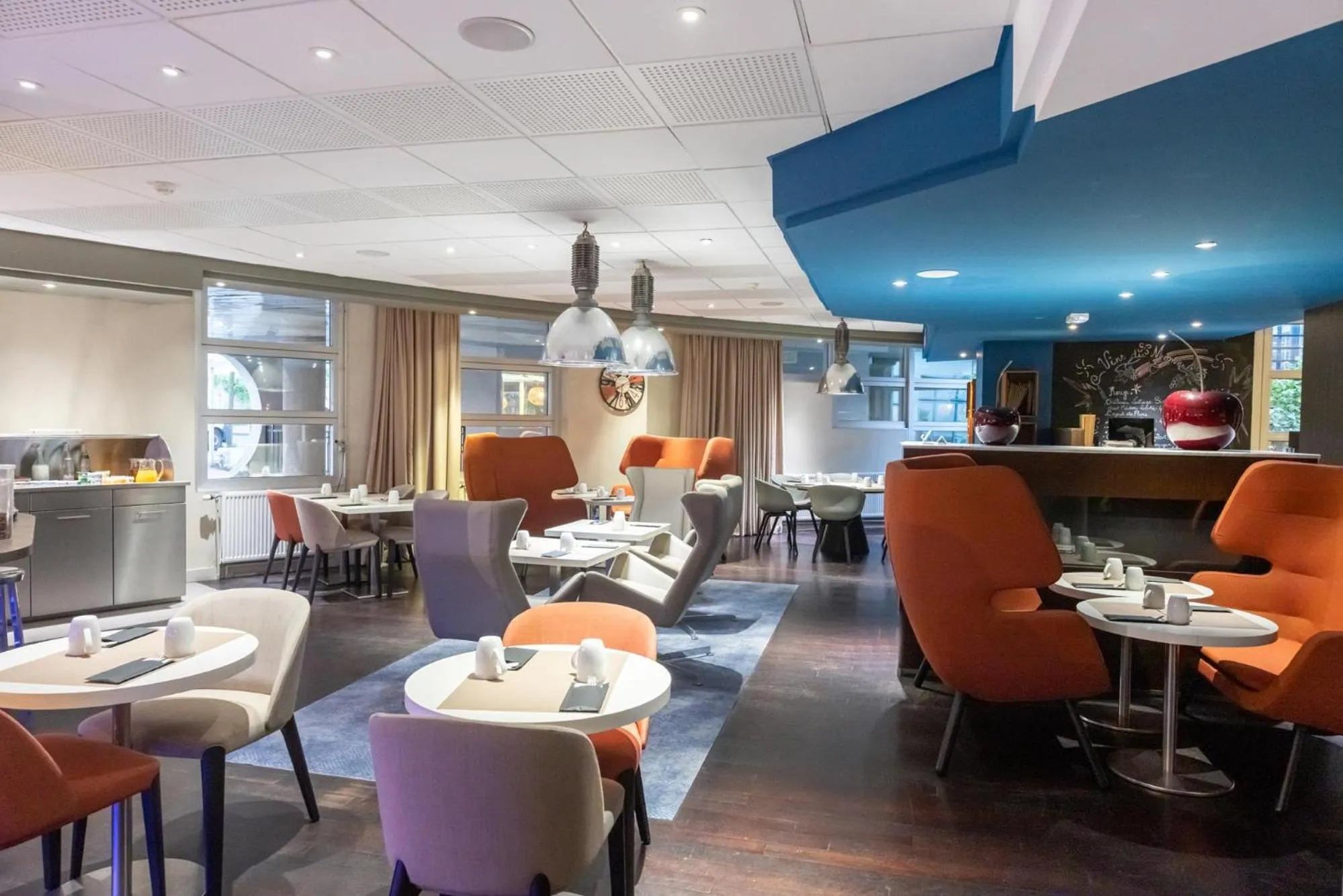 Lounge or bar in Mercure Paris Massy Gare TGV