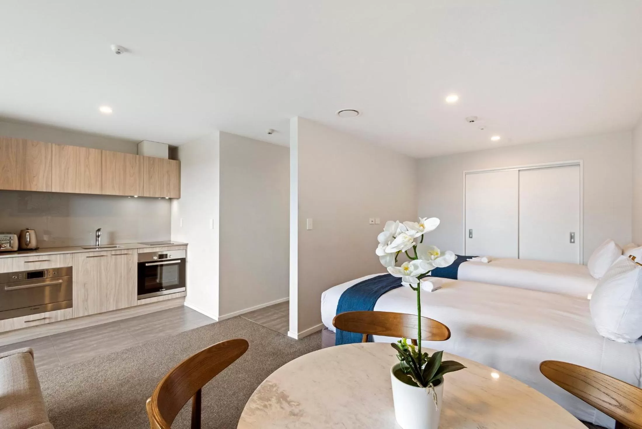 Kitchen or kitchenette, Bed in FERNZ Motel & Apartments Birkenhead