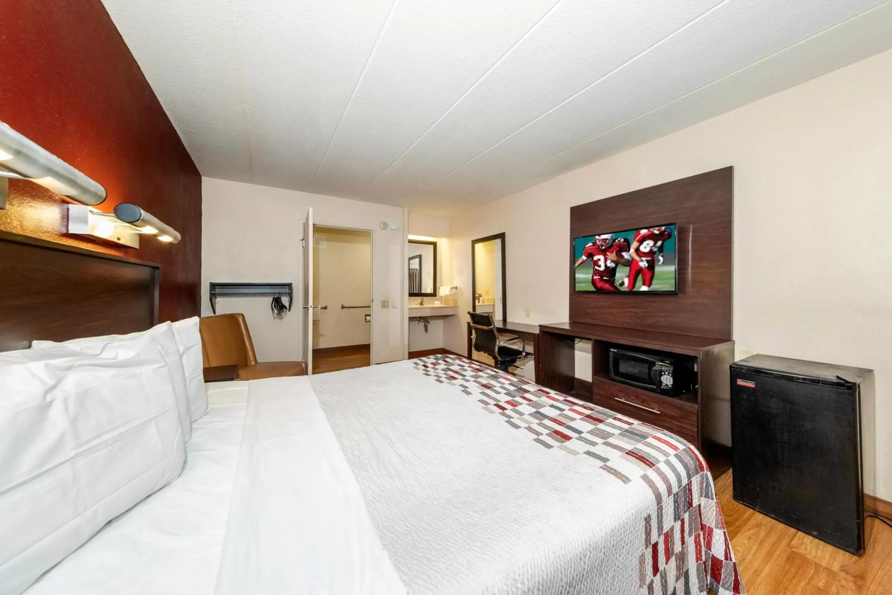 Deluxe King Room Smoking in Red Roof Inn Chicago - Lansing Deluxe King Room Smoking in Red Roof Inn Chicago - Lansing