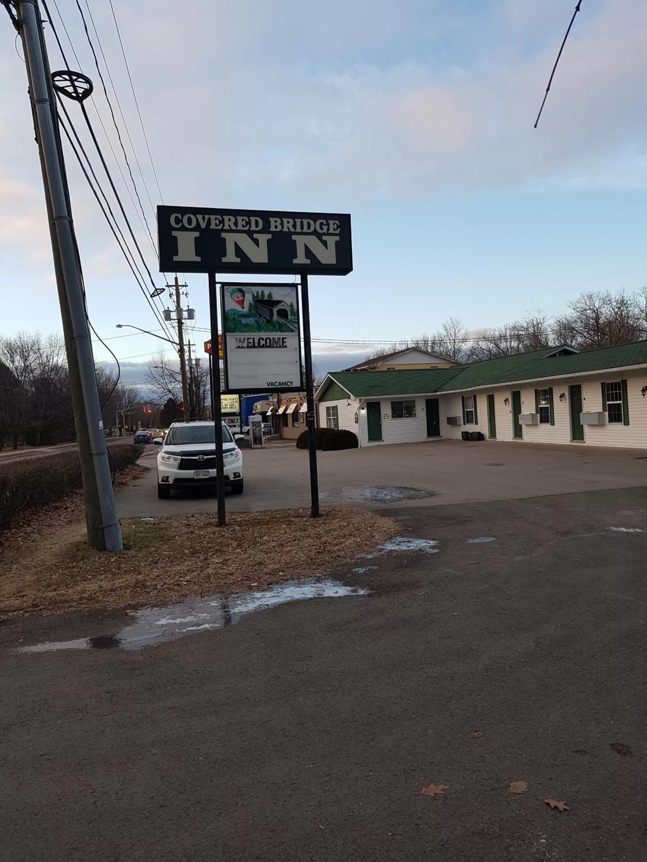 Property Logo/Sign in Covered Bridge Inn & Suites