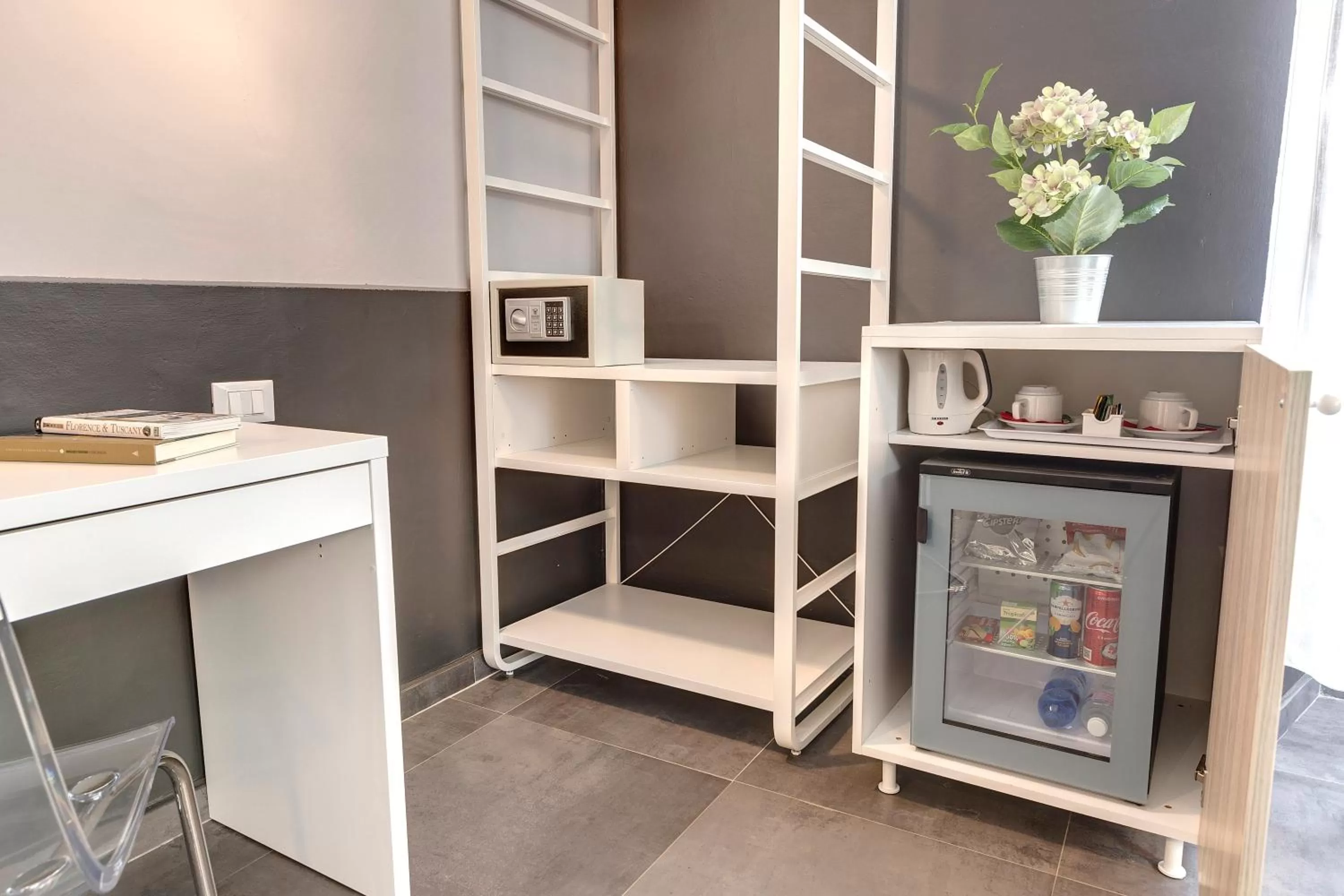 Coffee/tea facilities in Al Consolato