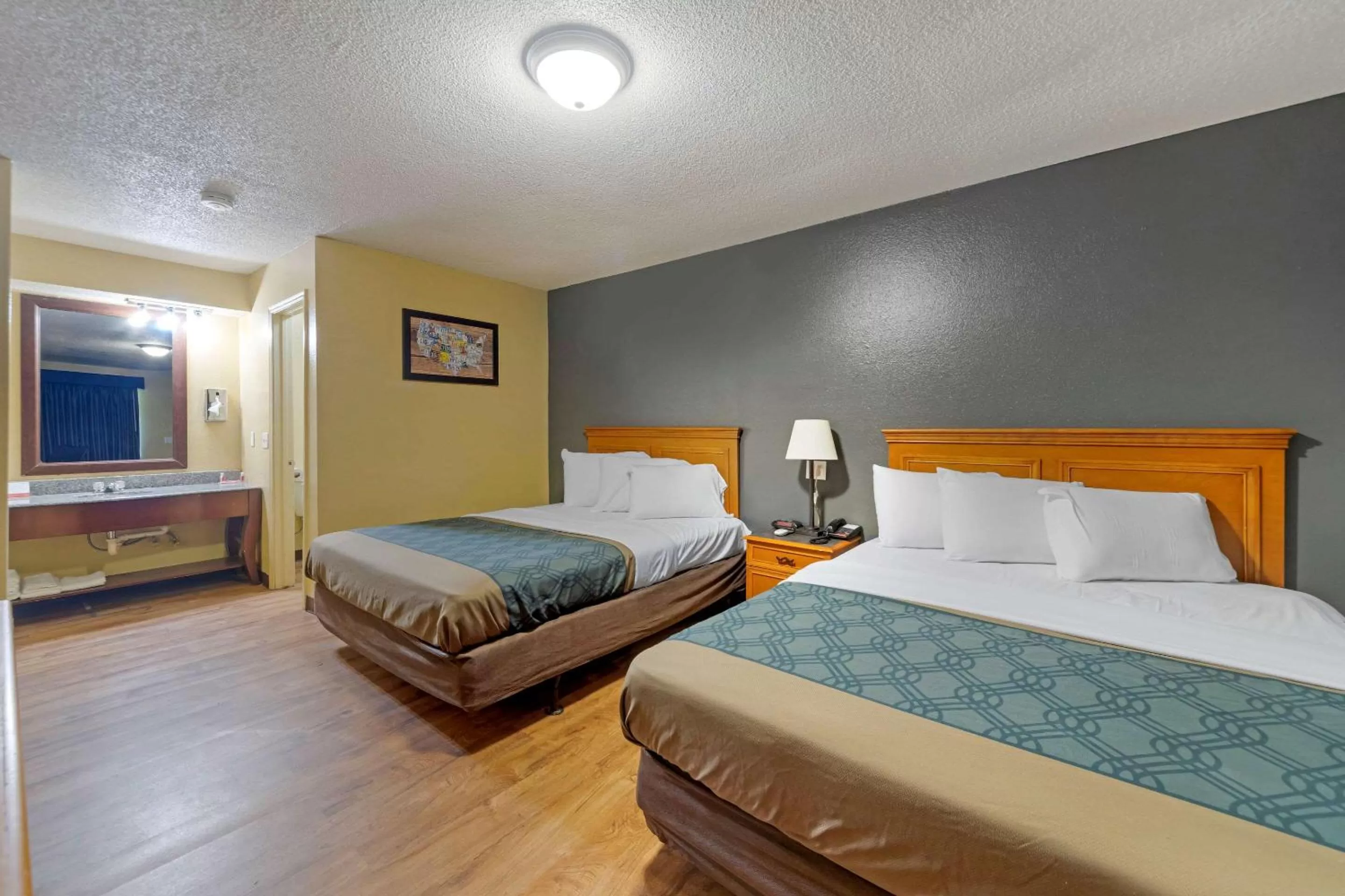 Photo of the whole room, Bed in Econo Lodge