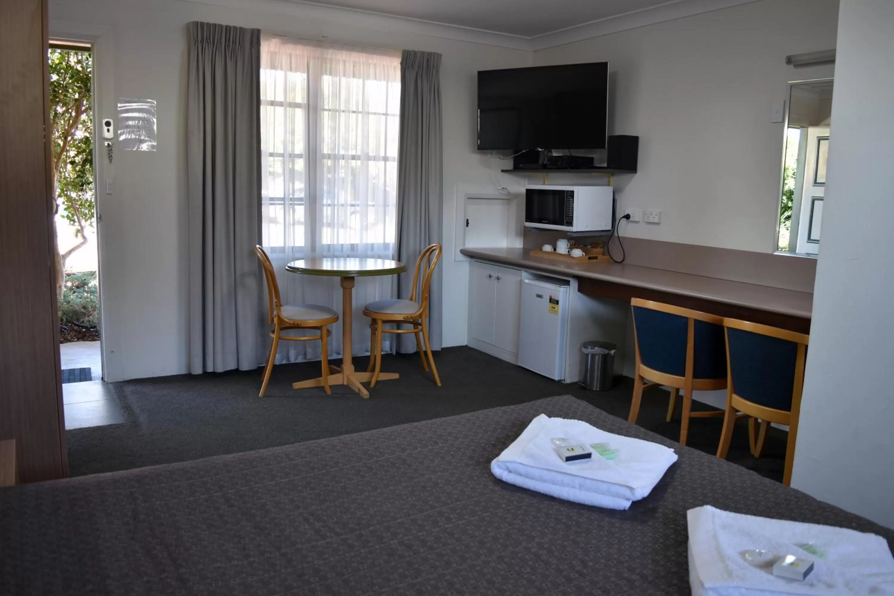 Ten Dollar Town Motel