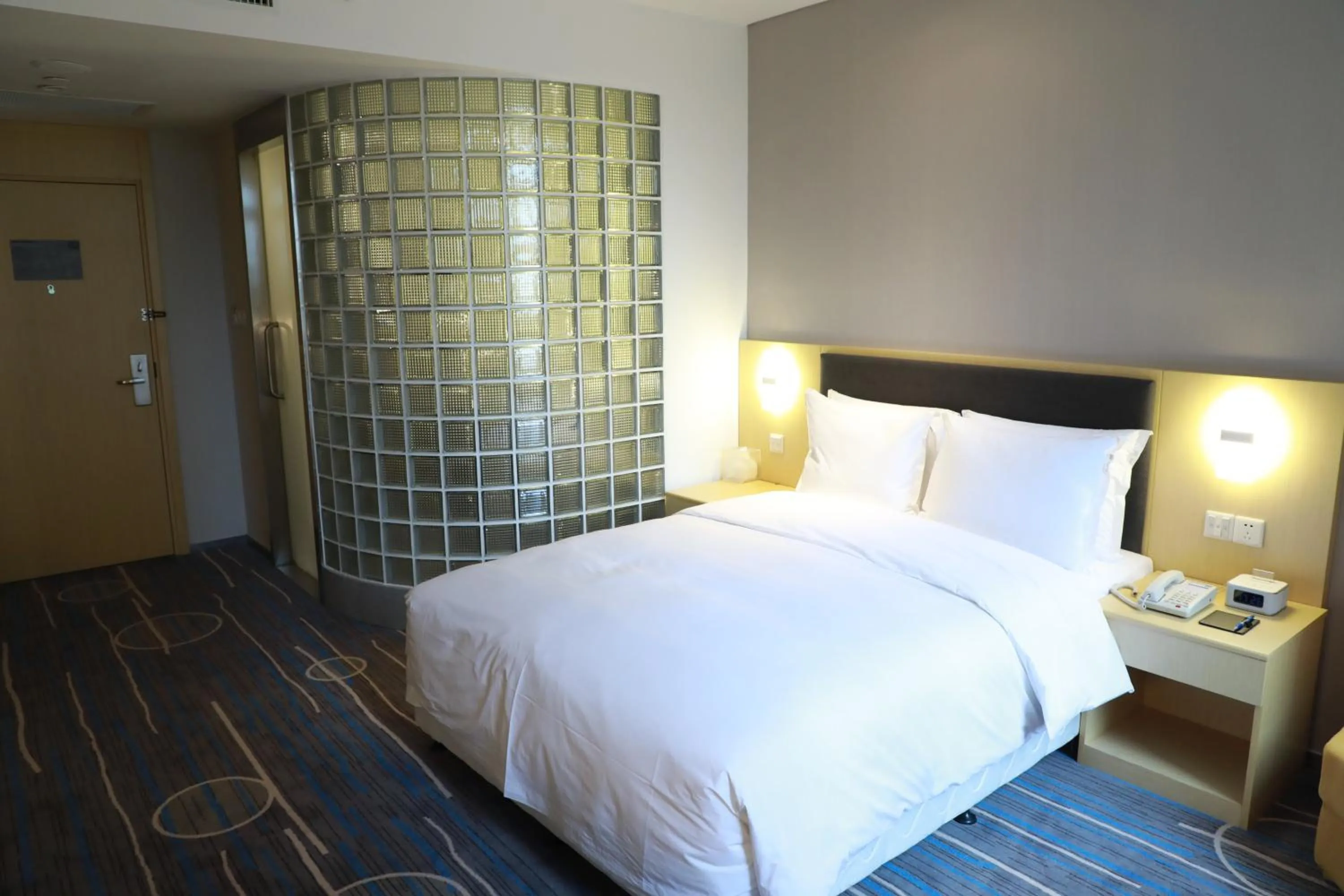 Photo of the whole room, Bed in Holiday Inn Express Shijiazhuang Heping by IHG