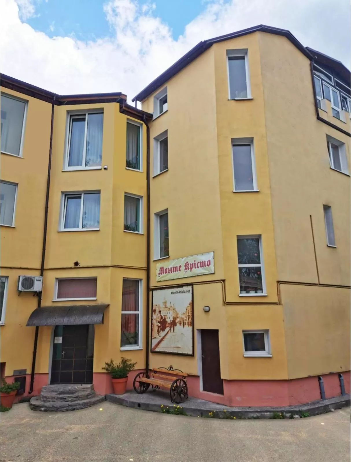 Facade/entrance, Property Building in Monte-Kristo Hotel