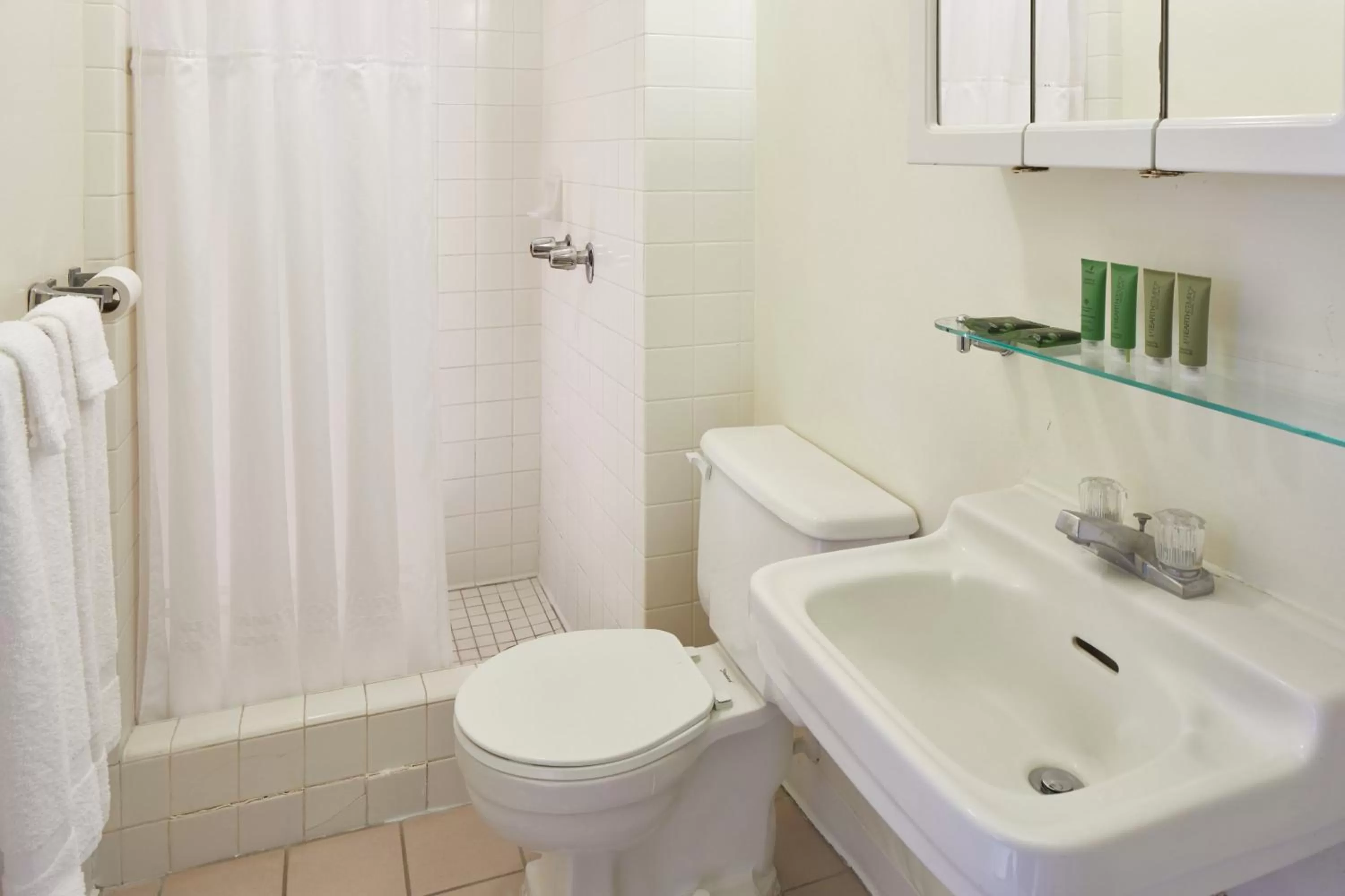 Bathroom in Pacific Marina Inn Airport