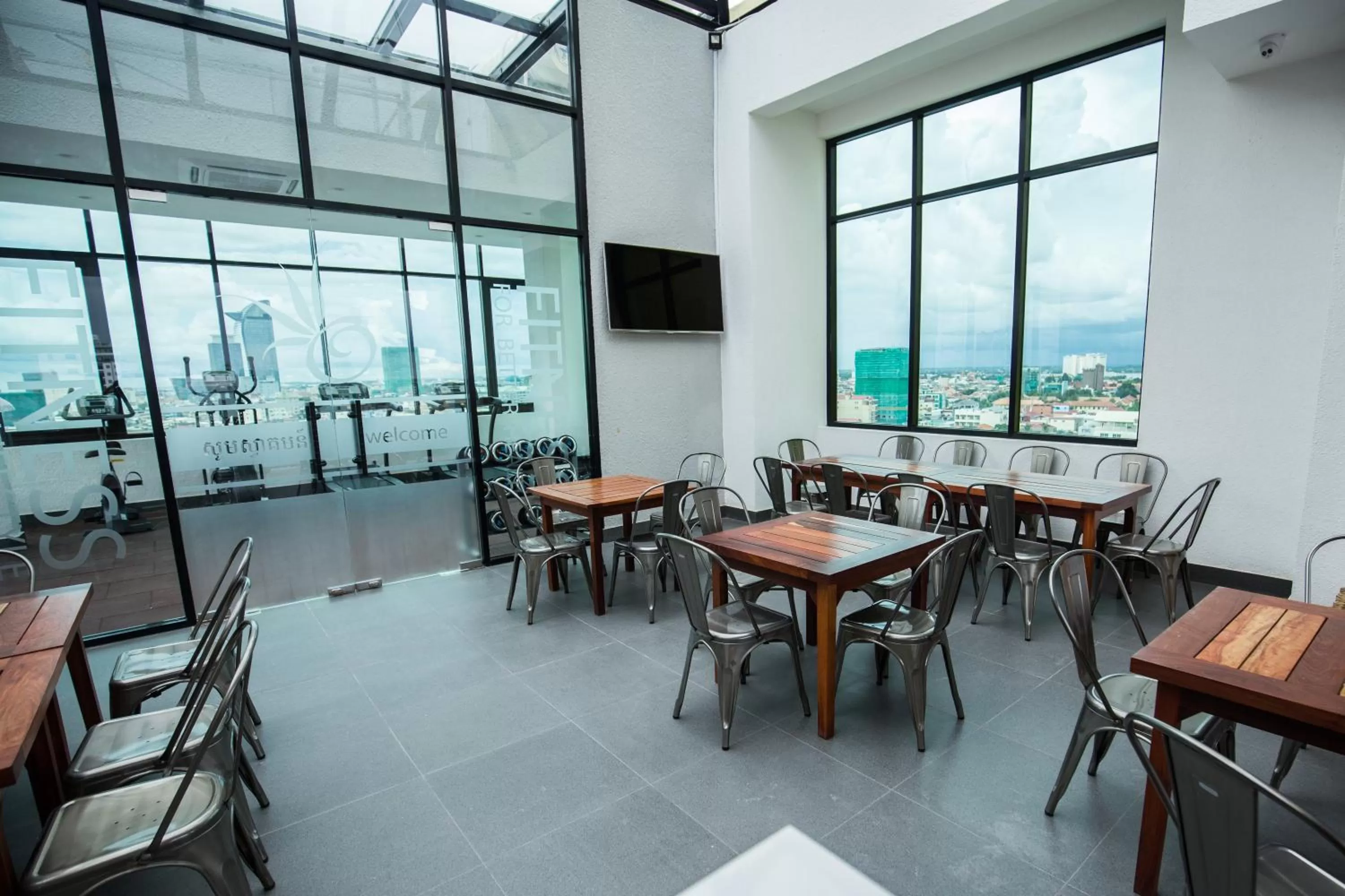 Lounge or bar in Orussey One Hotel & Apartment