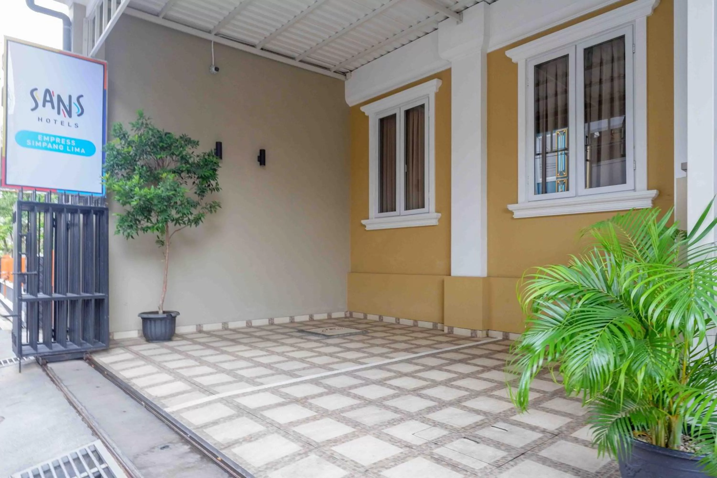 Property building in Sans Hotel Empress Simpang Lima