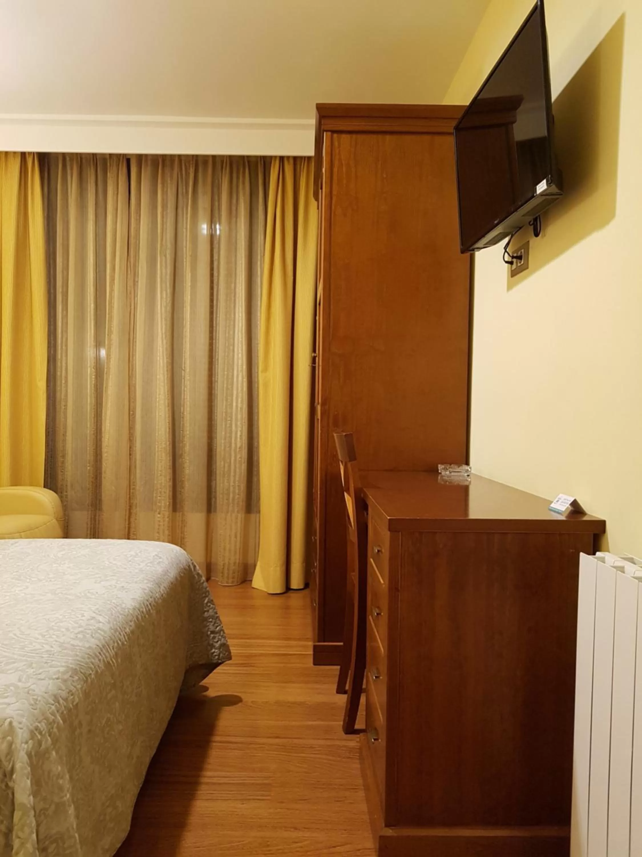 TV and multimedia, Bed in Hotel Reina Isabel