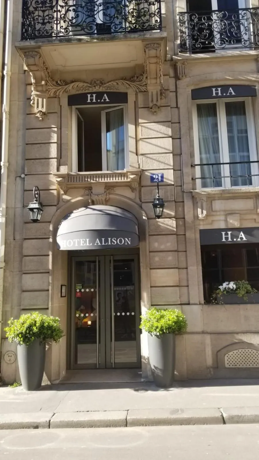 Facade/entrance in HOTEL ALISON