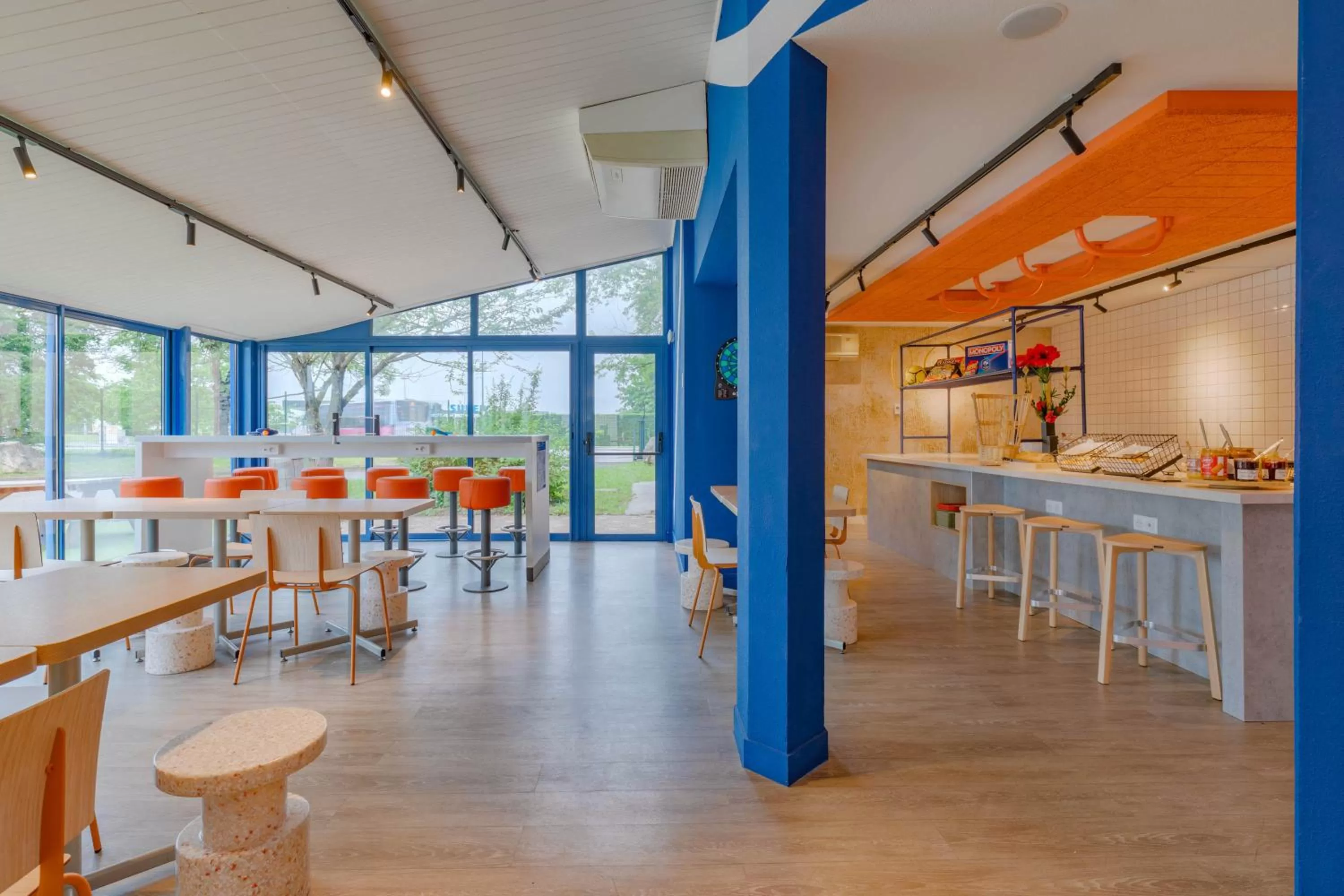 Seating area in Ibis Budget Lyon Est Saint Quentin Fallavier