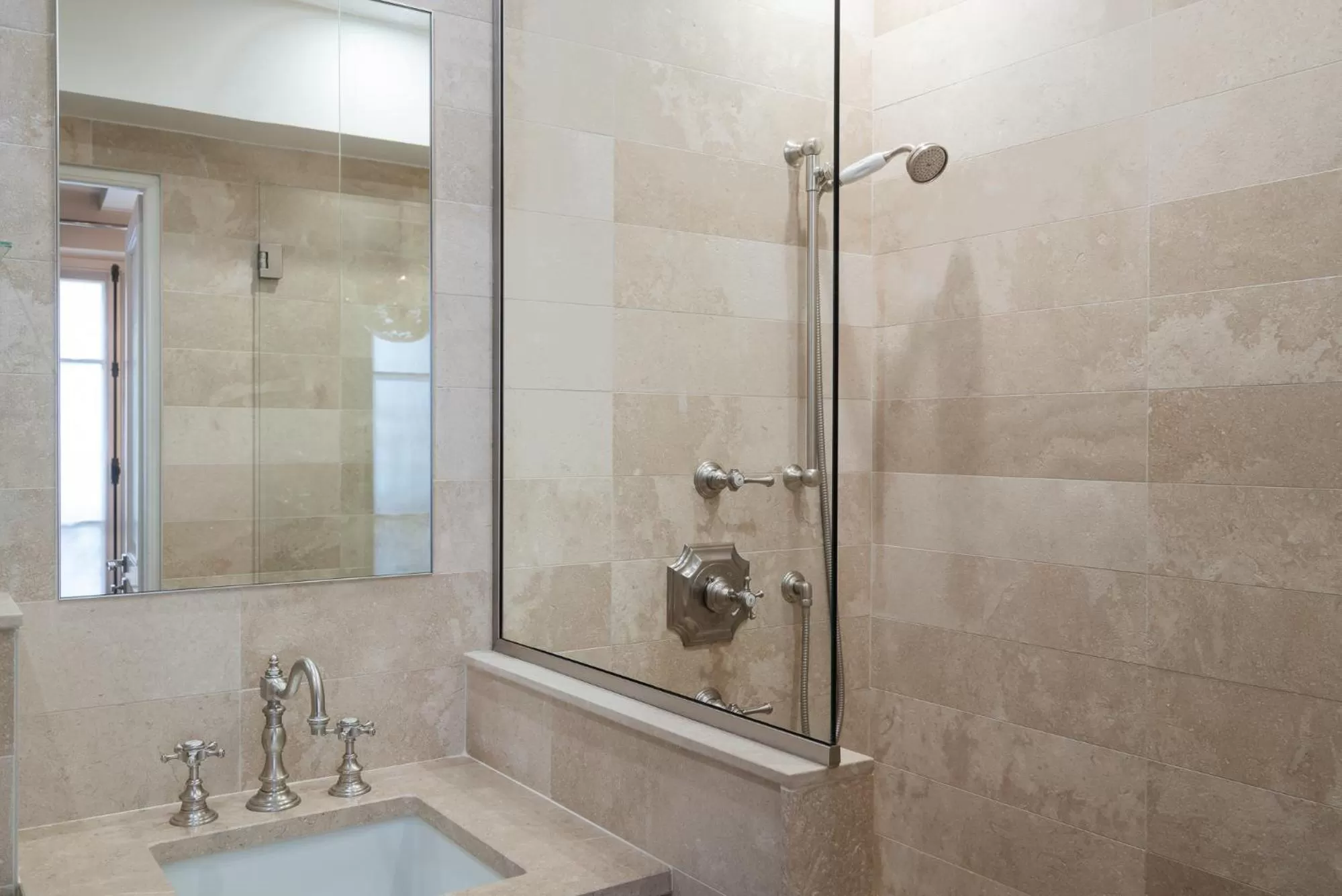 Shower in Hotel Saint-Louis en L'Isle - Notre-Dame
