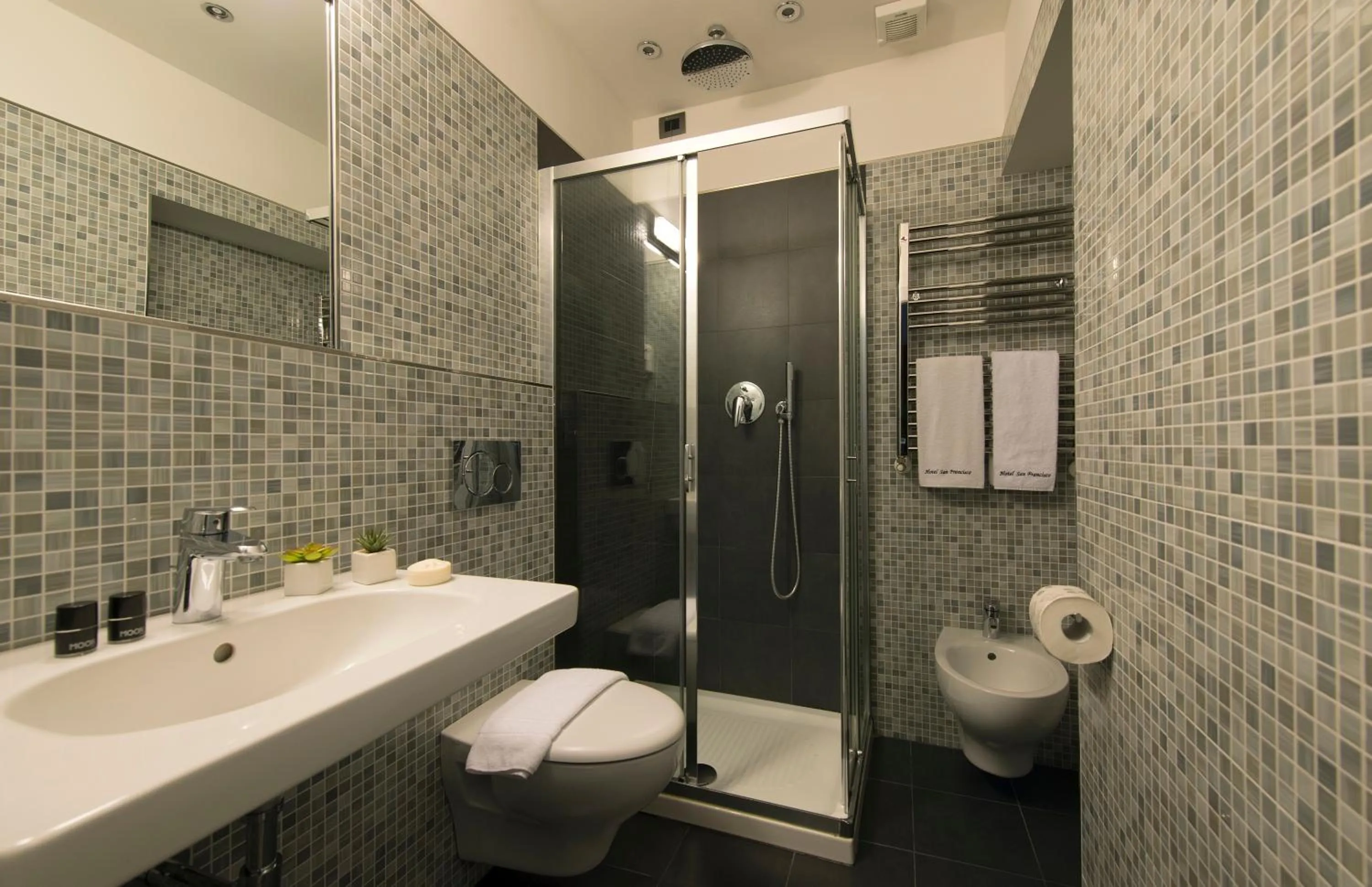 Shower in Hotel San Francisco