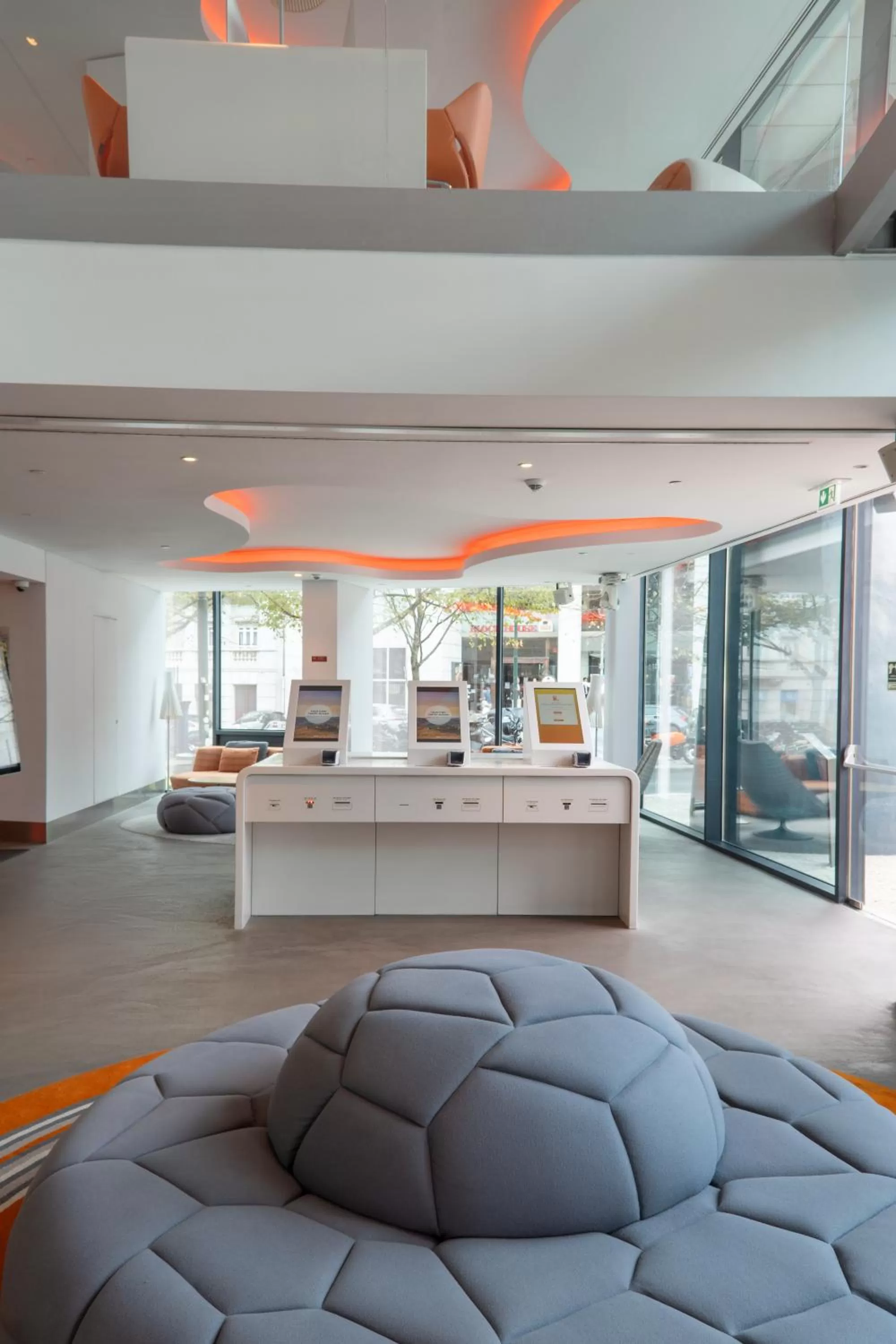 Lobby or reception in EVOLUTION Lisboa Hotel