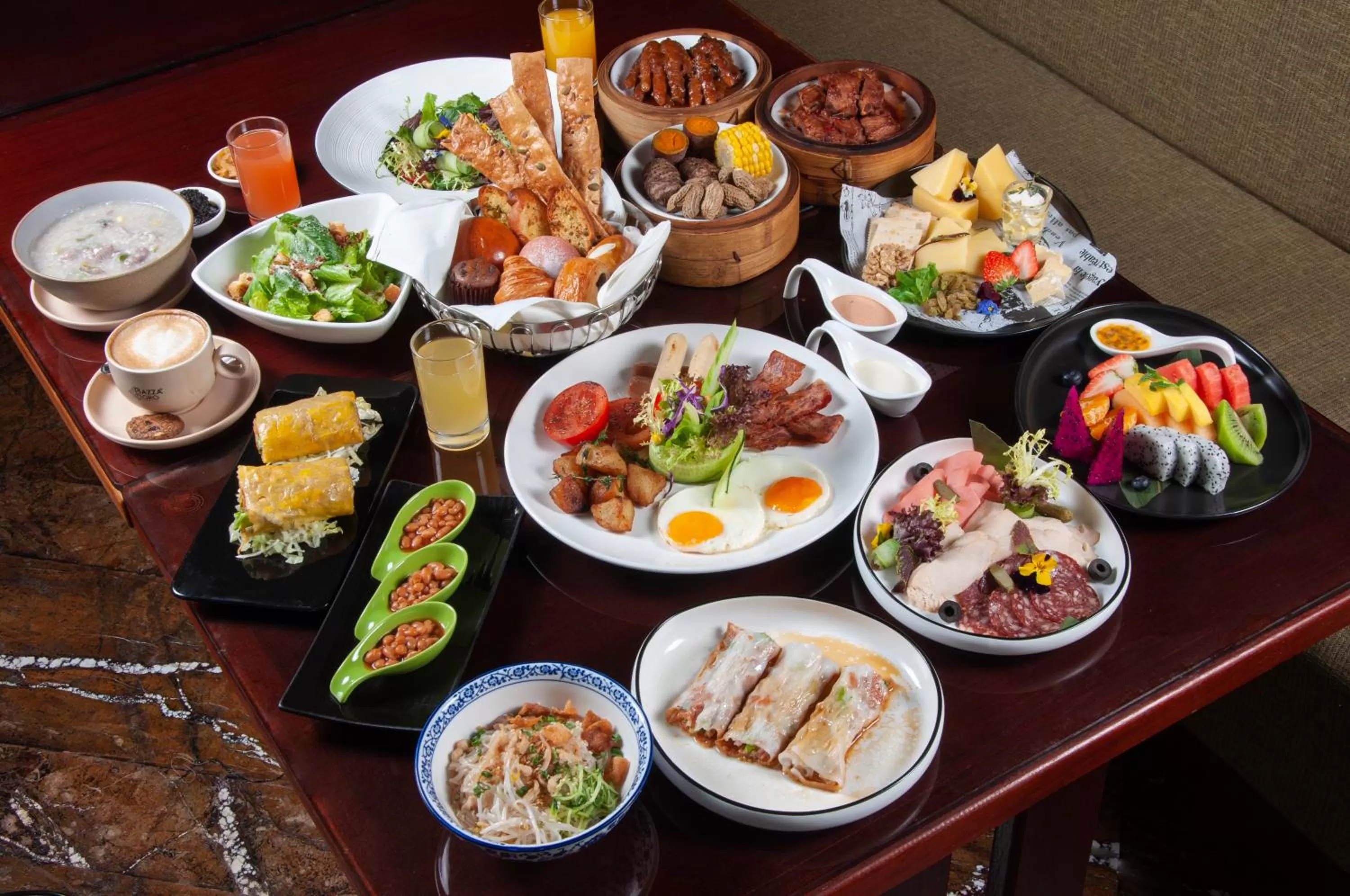 Restaurant/places to eat in Crowne Plaza Guangzhou City Centre by IHG