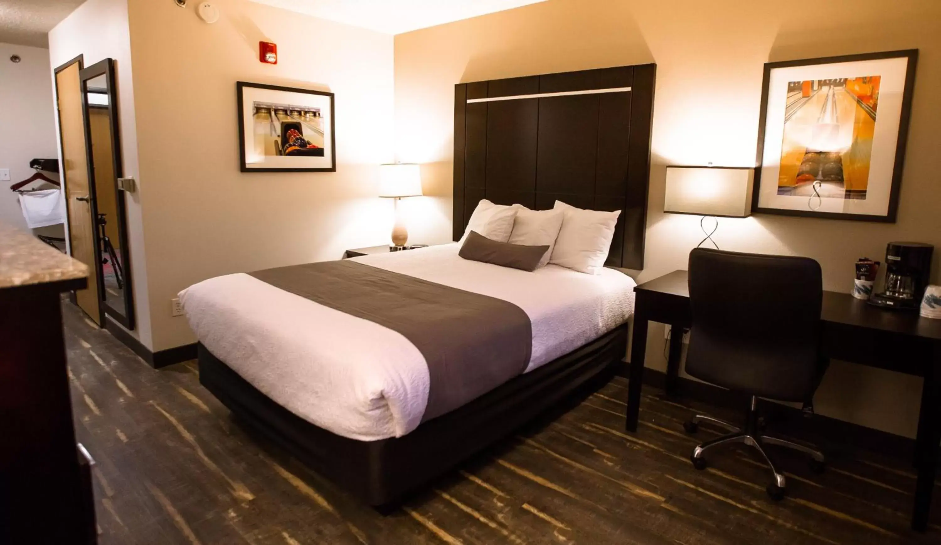 Single Queen Room - ADA Accessible in Ten Pin Inn & Suites Single Queen Room - ADA Accessible in Ten Pin Inn & Suites