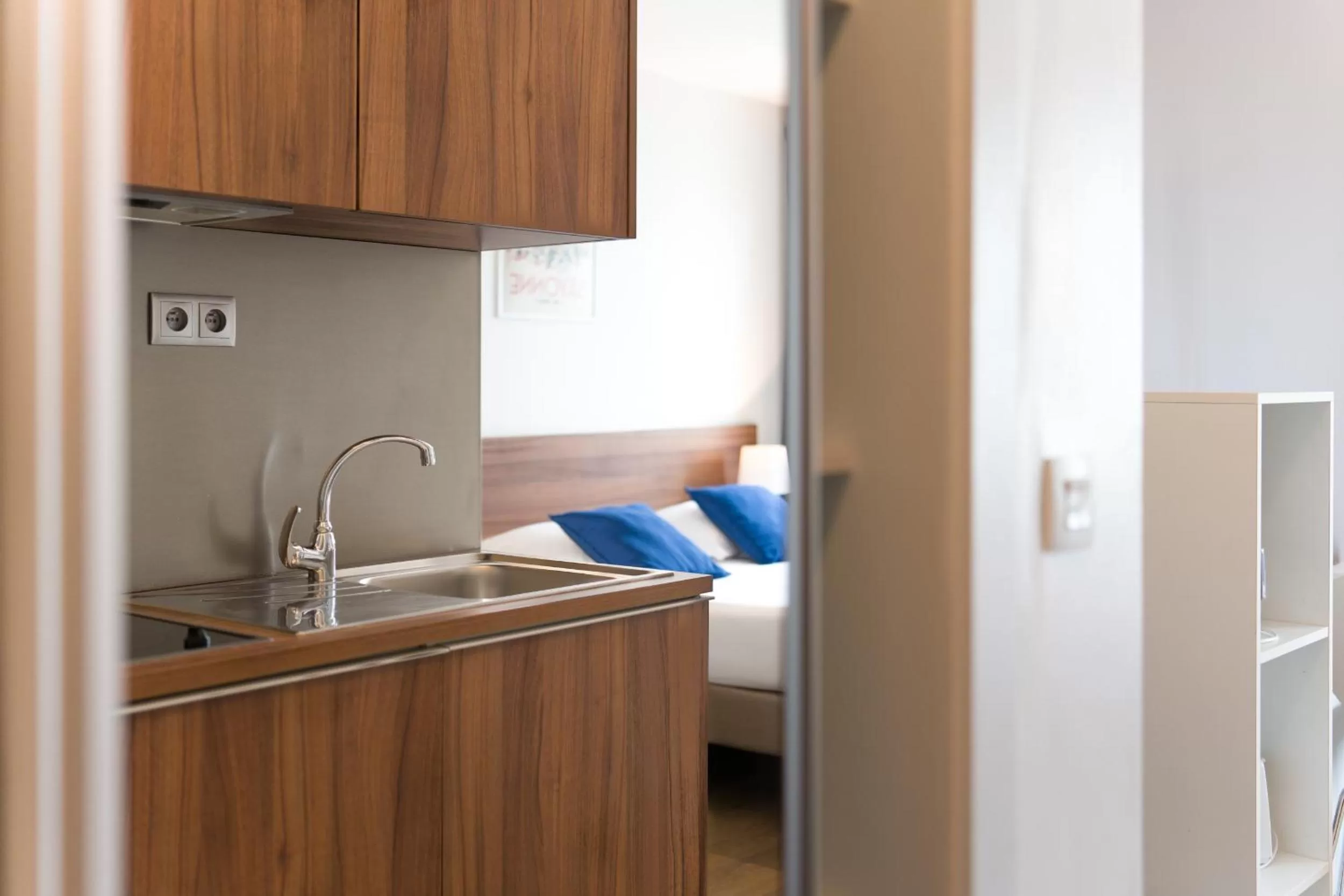 Kitchen or kitchenette, Bed in Appart'hotel Victoria Garden Pau