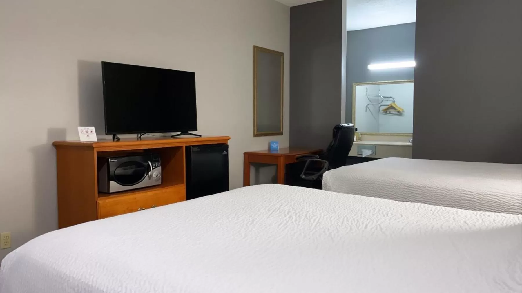 Queen Room with Two Queen Beds - Smoking in Days Inn by Wyndham North Little Rock Maumelle