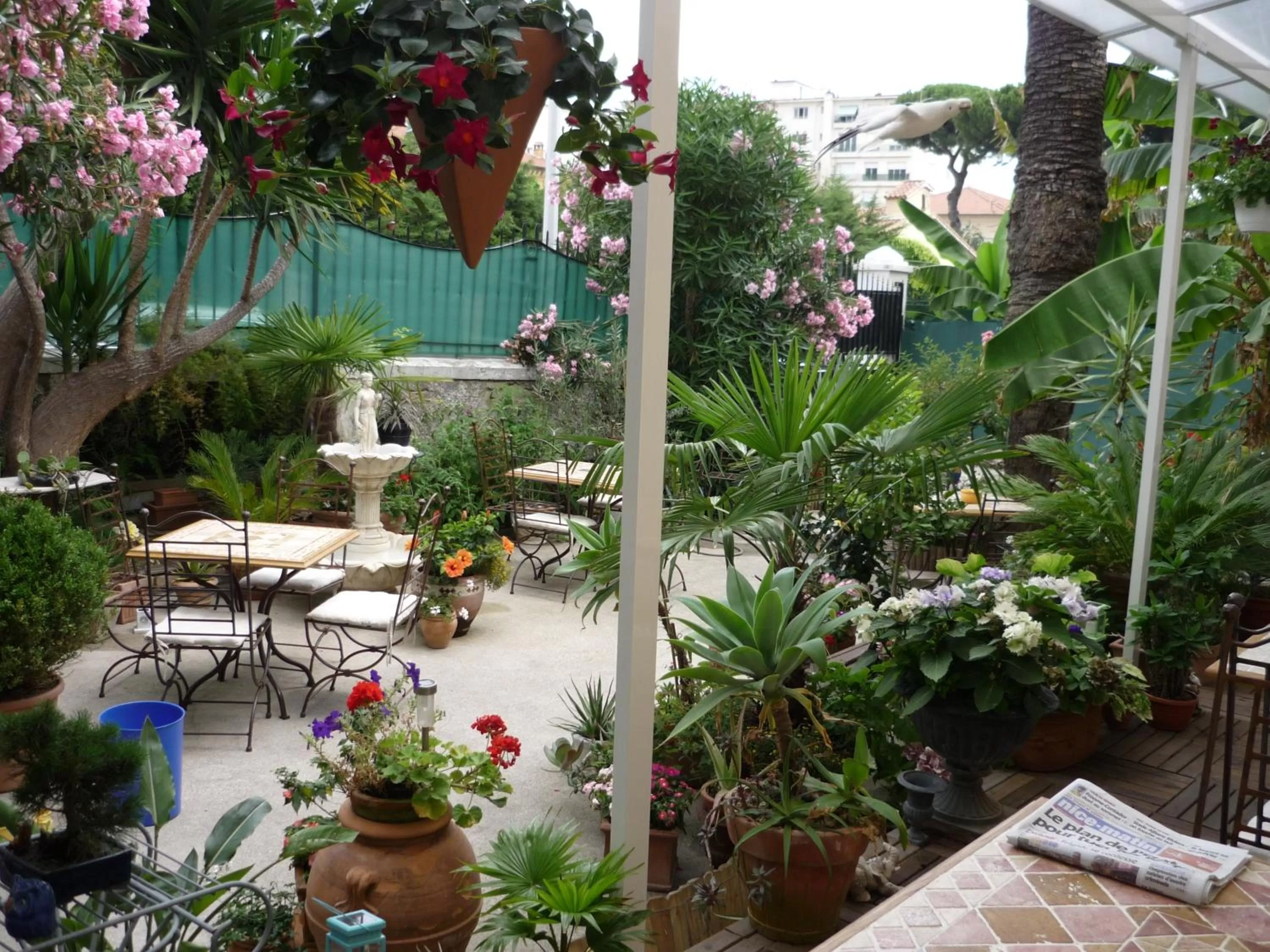 Balcony/Terrace in Logis Hôtel Villa Victorine