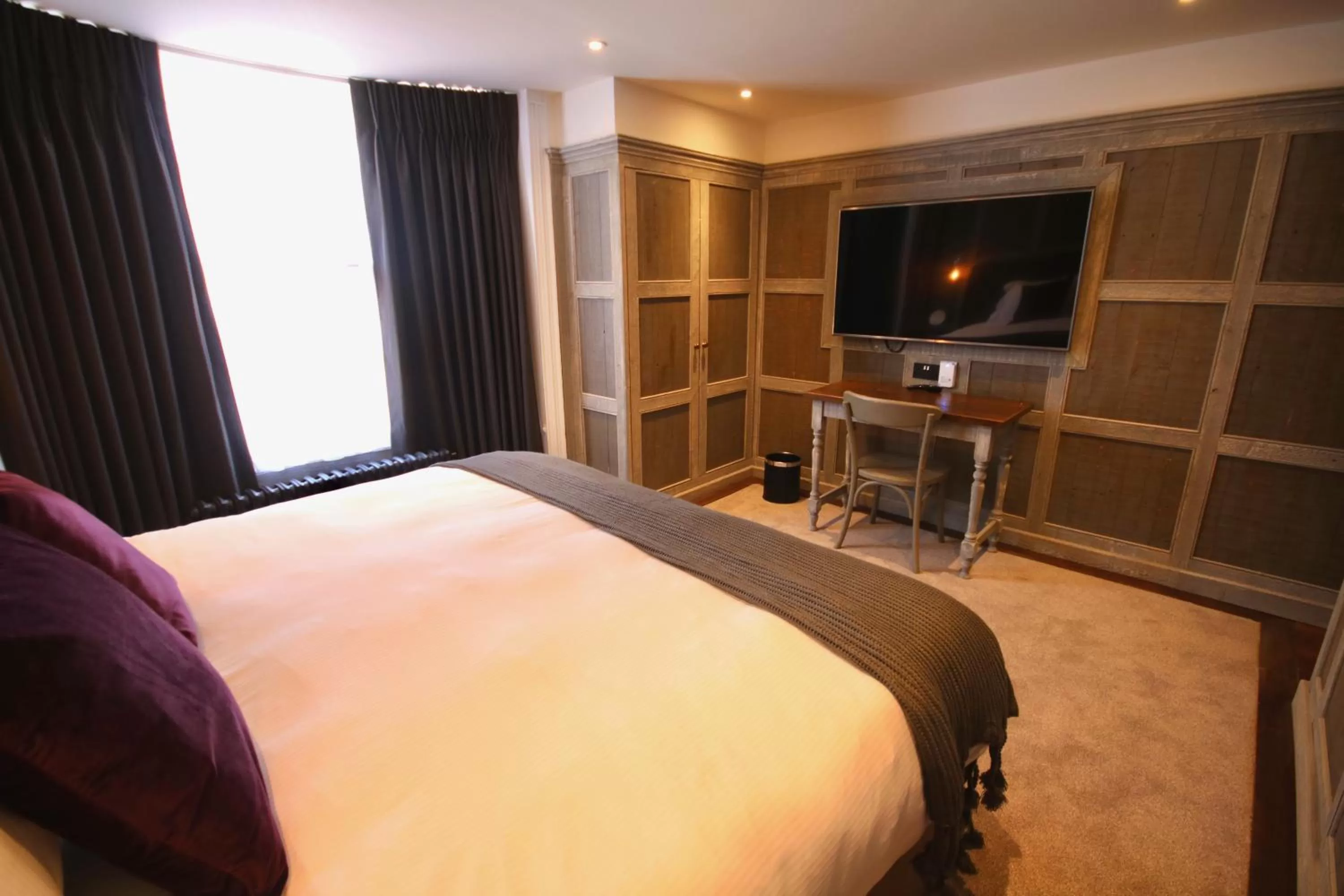 Communal lounge/ TV room, Bed in Becketts Townhouse