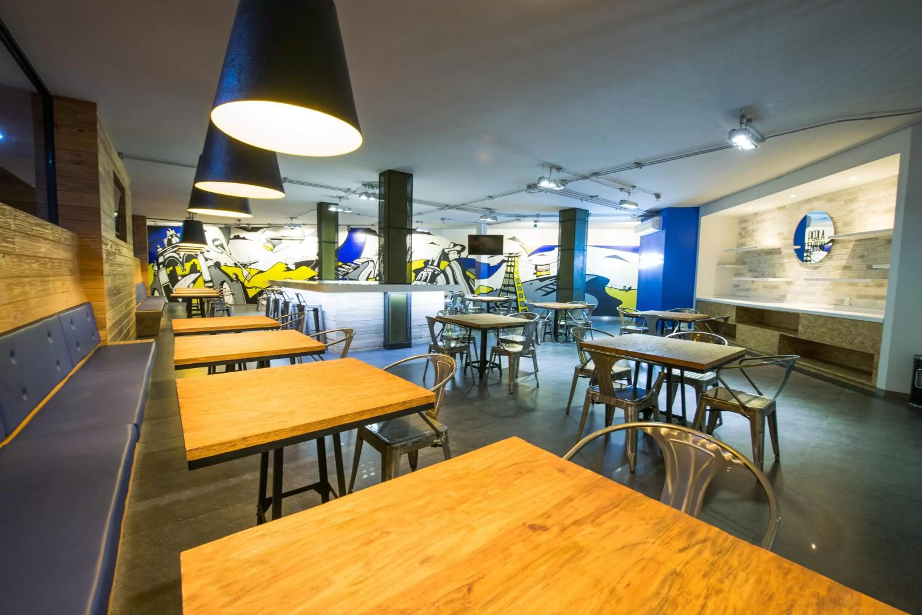 Restaurant/places to eat in Hotel Perla Central