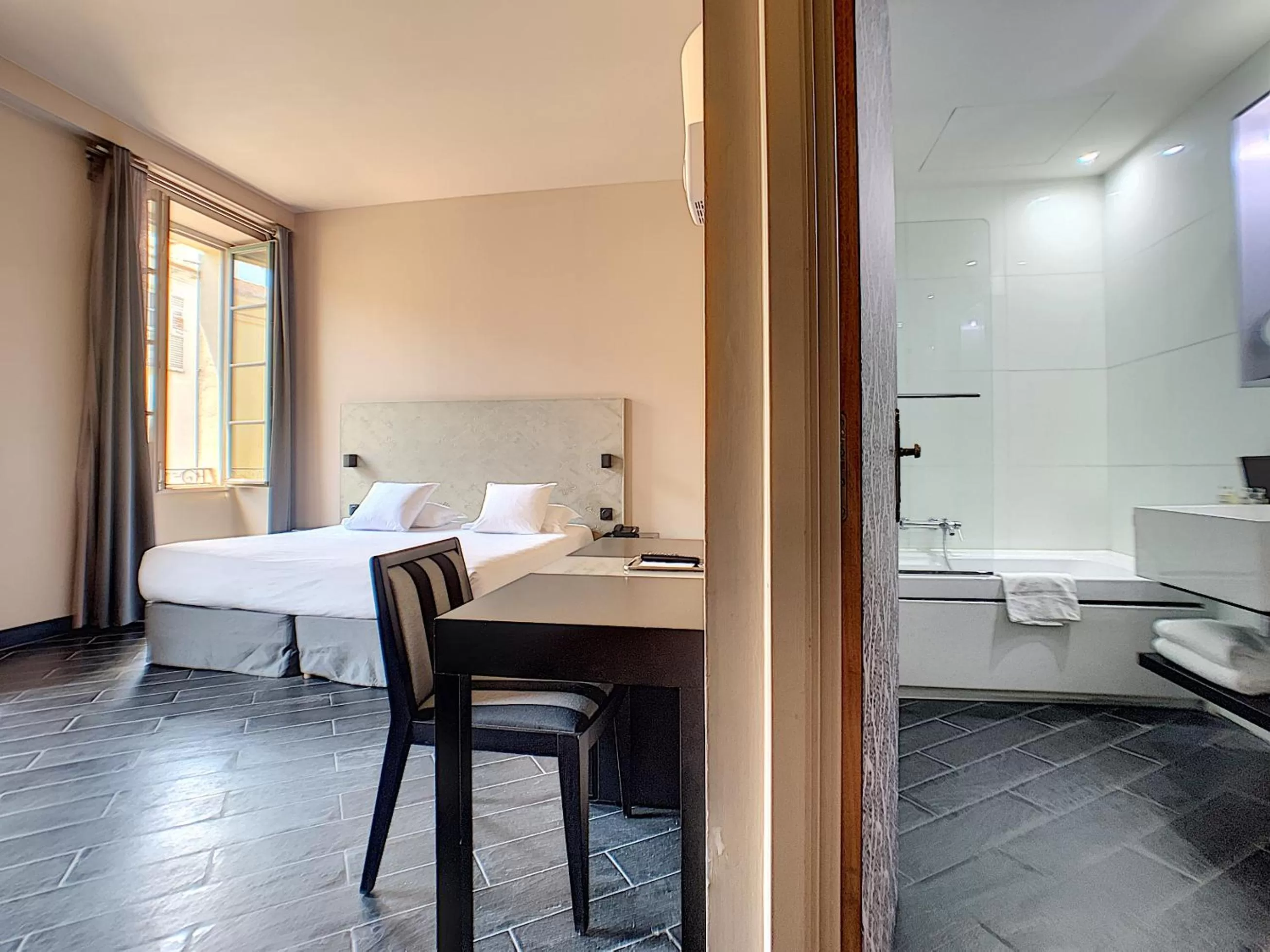 Bathroom, Bed in Hotel POZZO DI BORGO