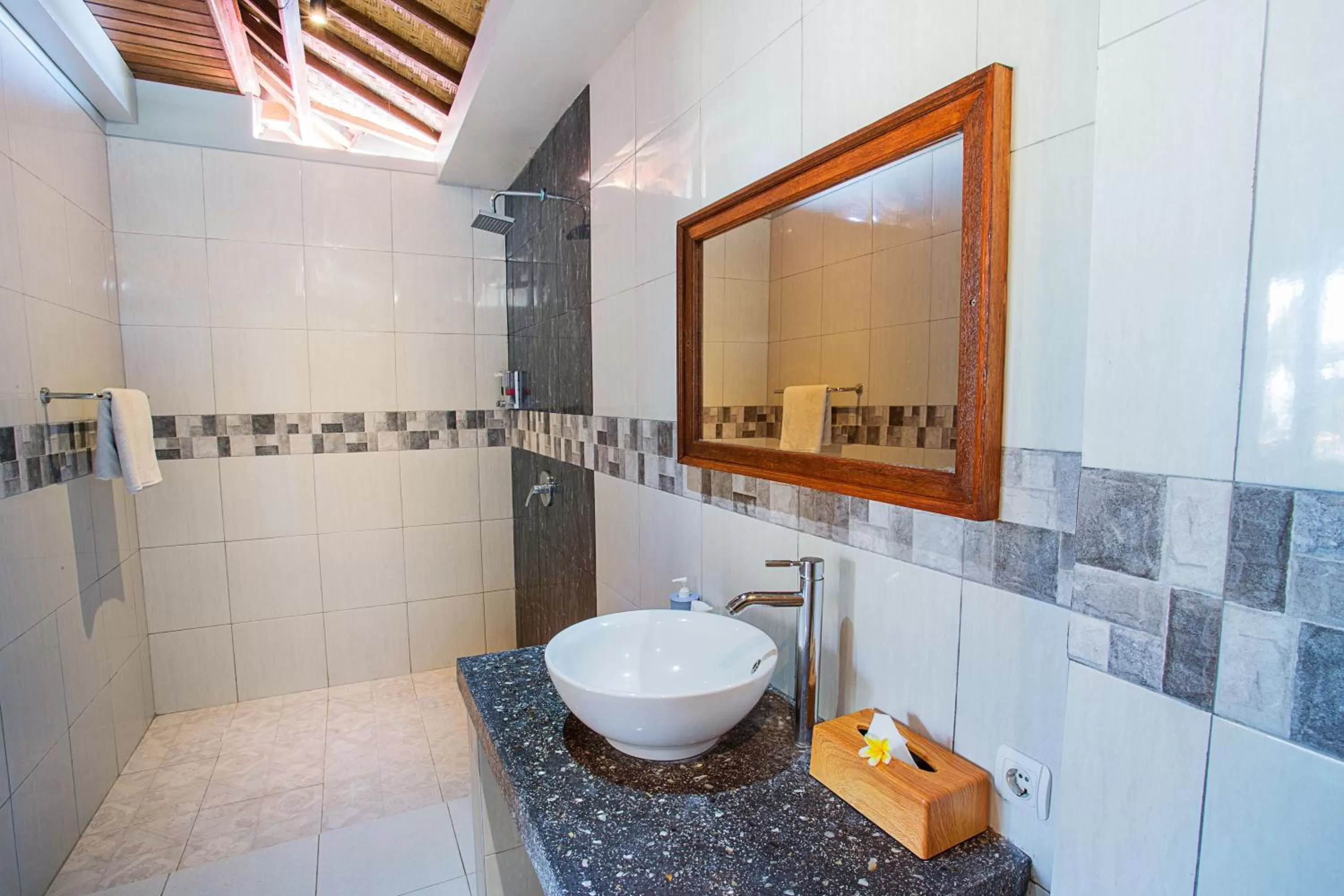 Shower in Nusa Veranda Sunset Villas & Restaurant