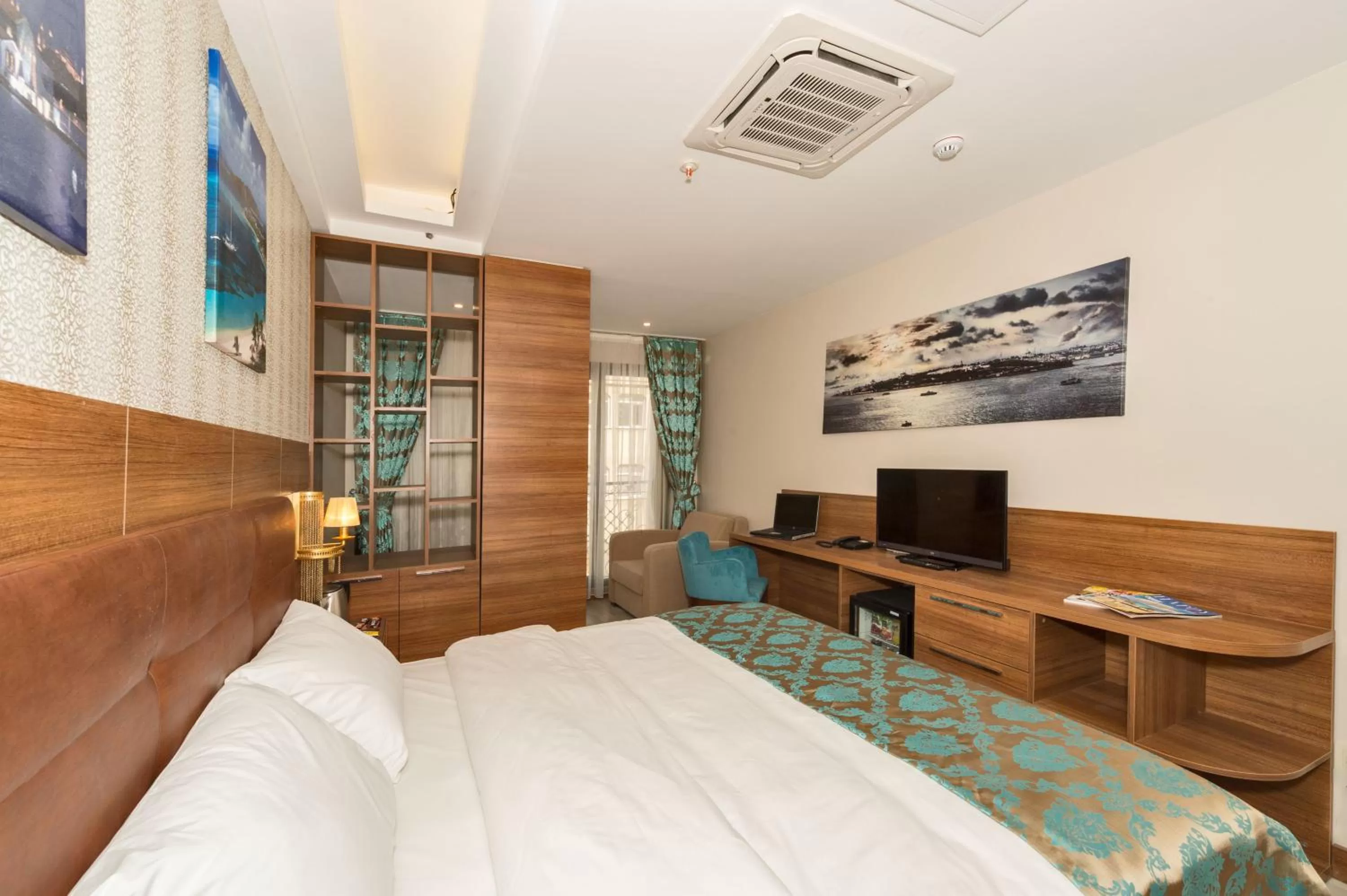 Seating area, Bed in Grand Palace Hotel