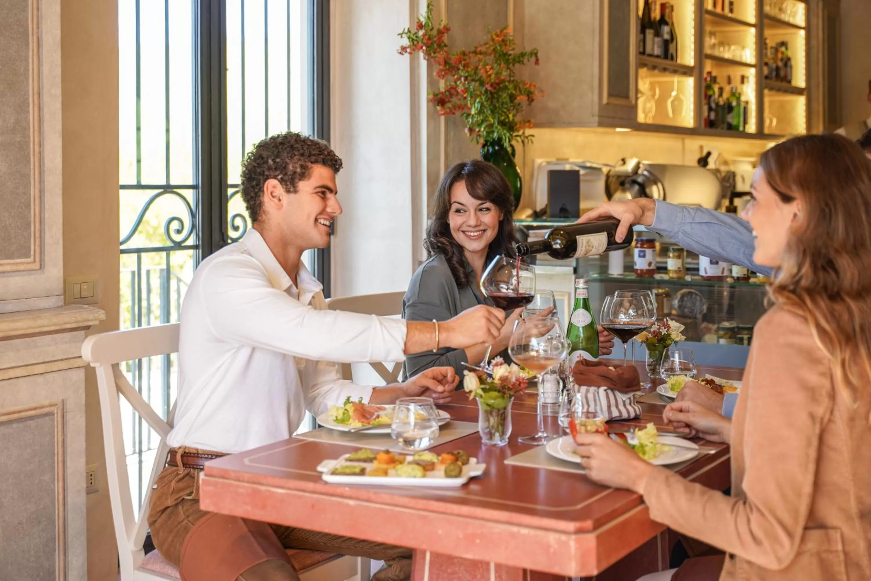 Restaurant/places to eat in Viesca Toscana Suites & Villas