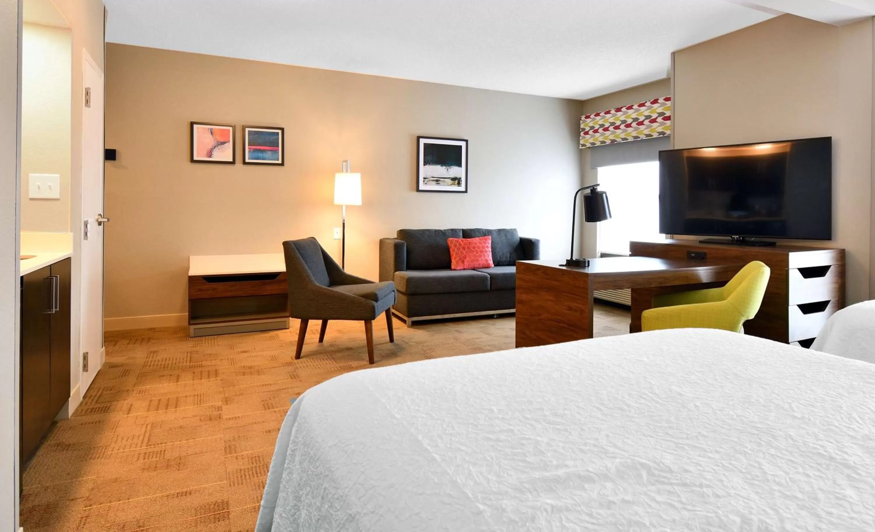 Living room, Bed in Hampton Inn Santee-I-95