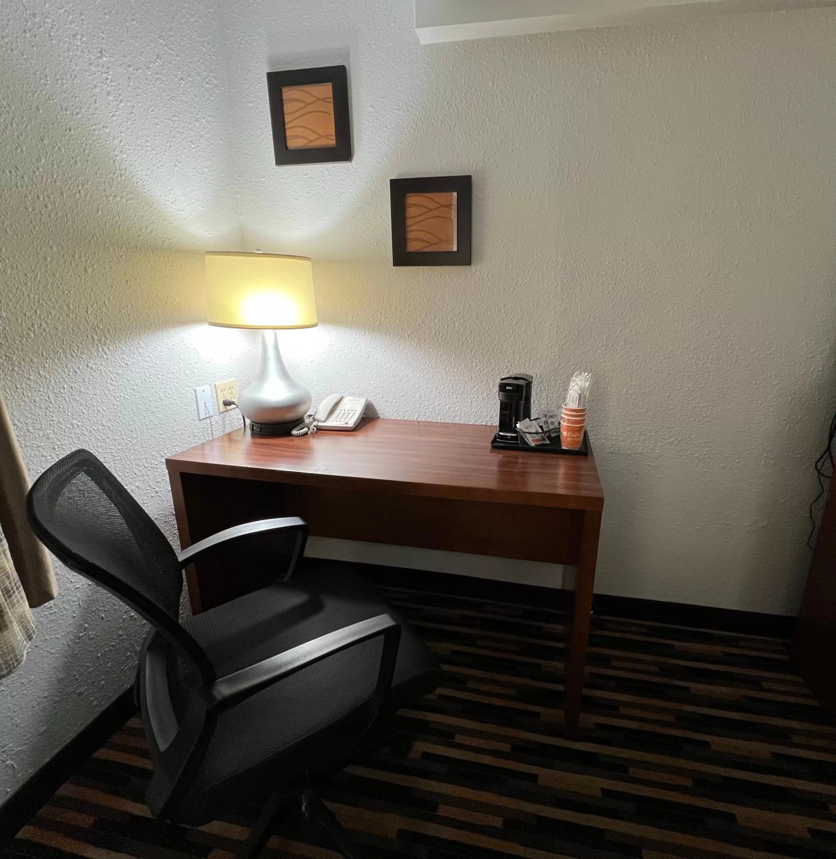 Coffee/tea facilities in Country Inn & Suites by Radisson, Battle Creek, MI
