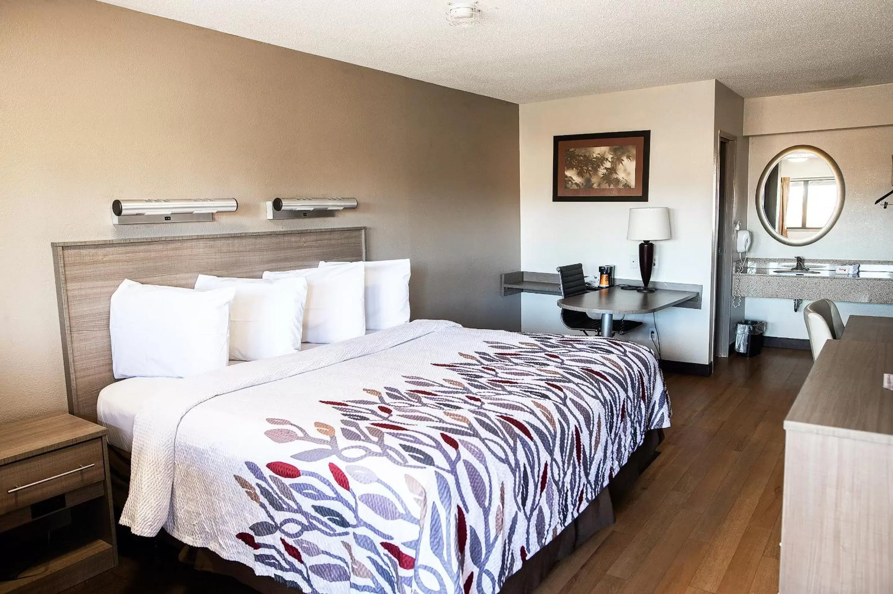 Superior King Room Smoke Free in Red Roof Inn Rochester - Henrietta Superior King Room Smoke Free in Red Roof Inn Rochester - Henrietta