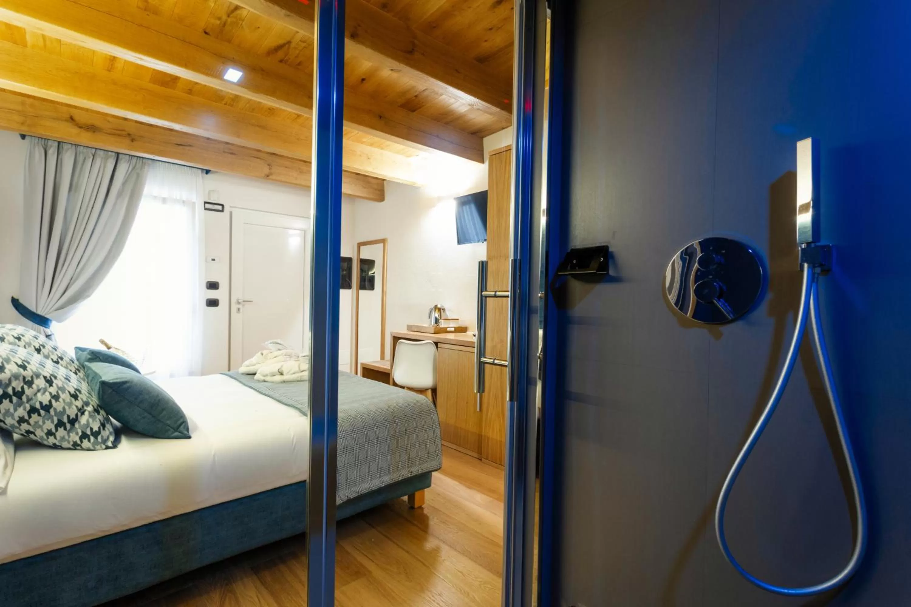 Shower, Bed in Garni il Concale