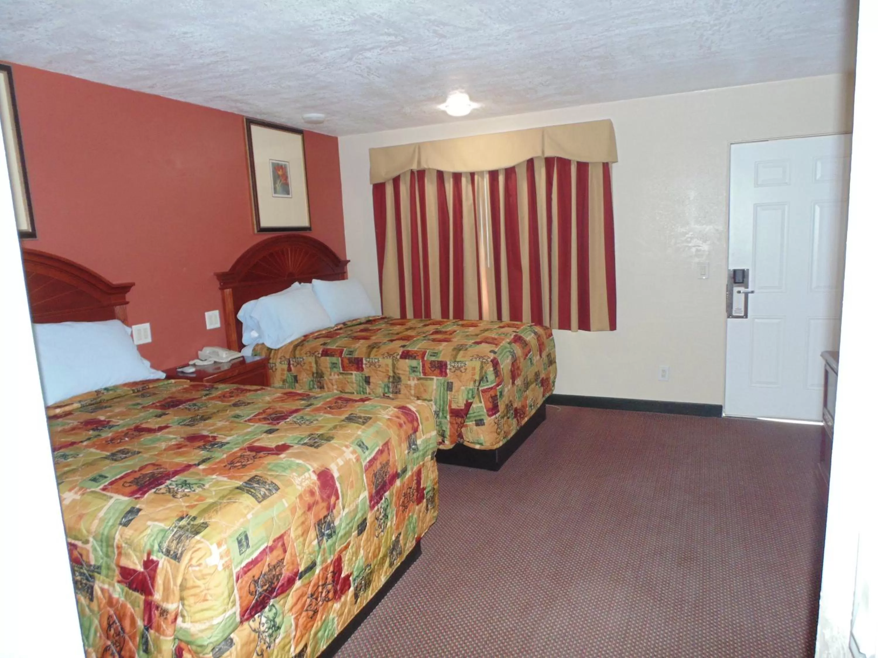 Bed in Western Inn & Suites