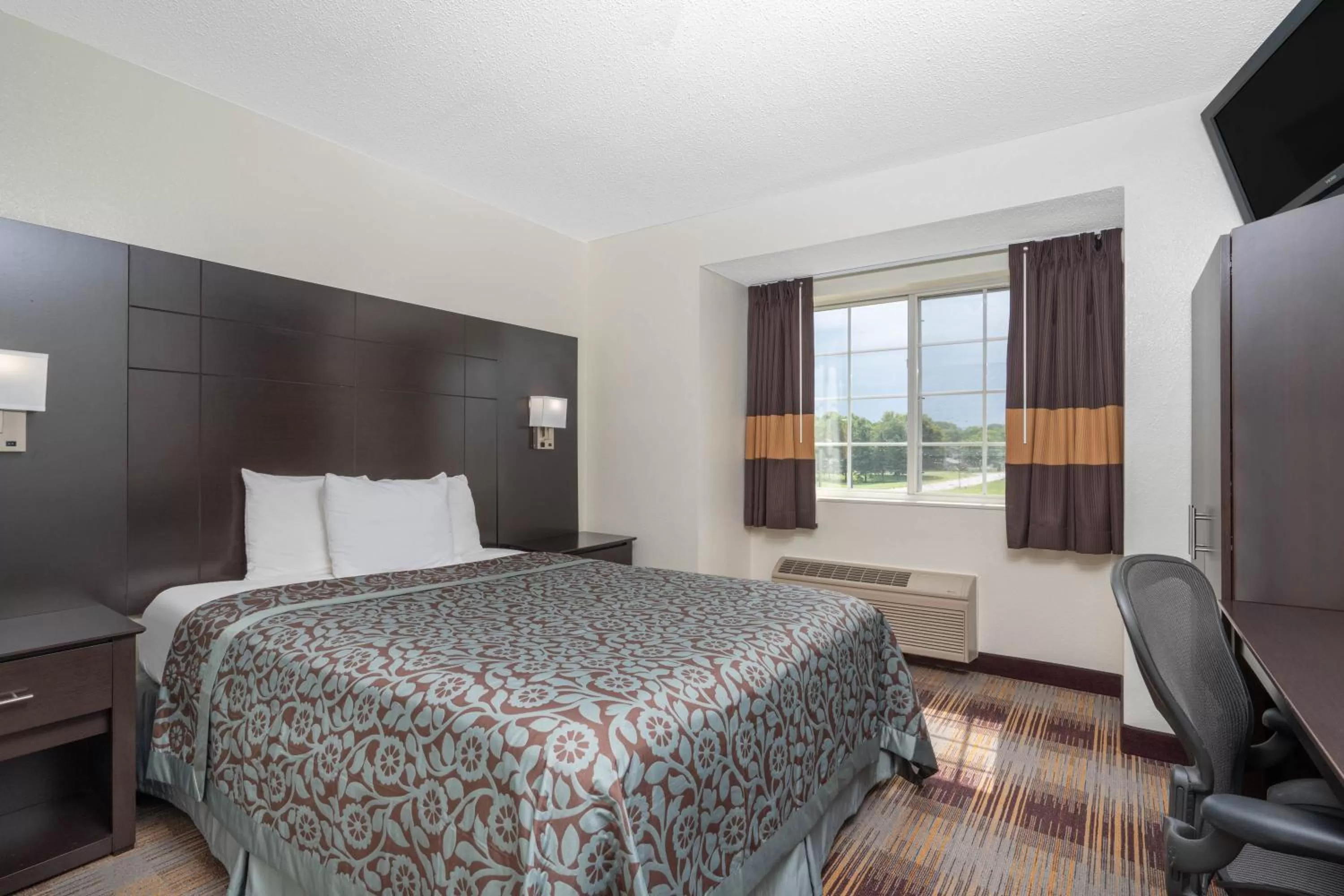 Bedroom, Bed in Days Inn by Wyndham Faribault