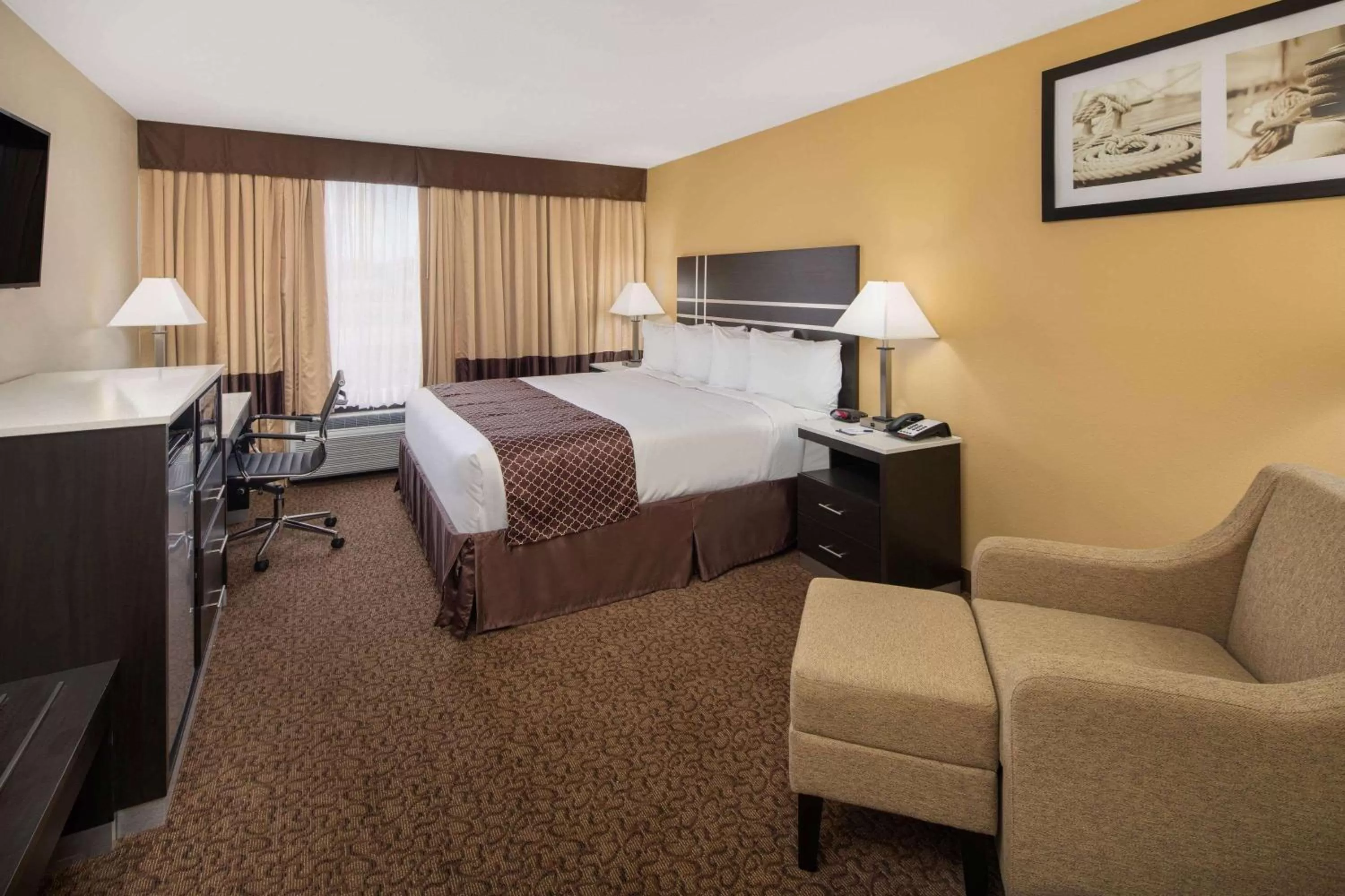 Photo of the whole room, Bed in Baymont Inn & Suites by Wyndham Hammond
