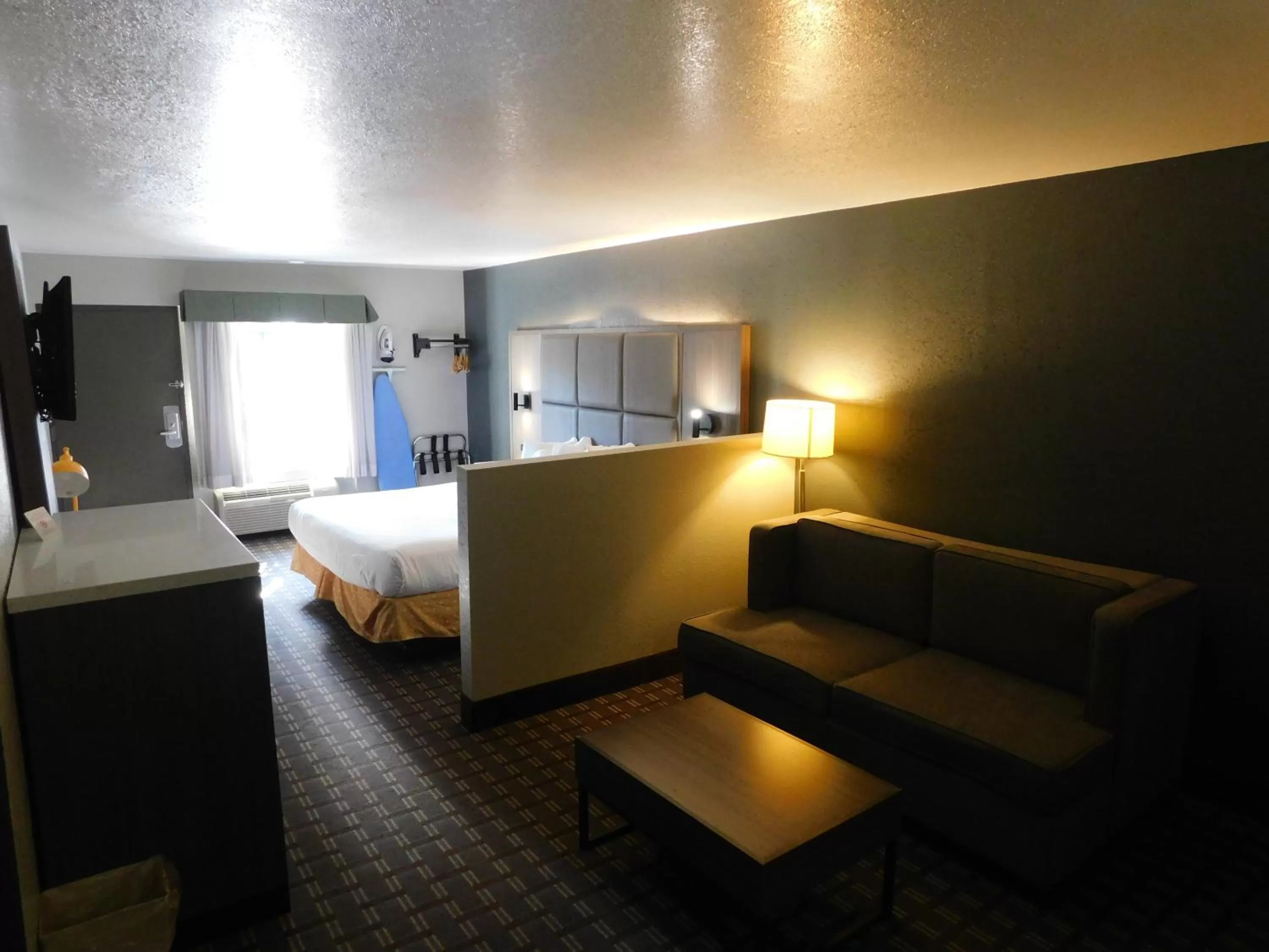 Bed in Days Inn & Suites by Wyndham Downtown Gatlinburg Parkway