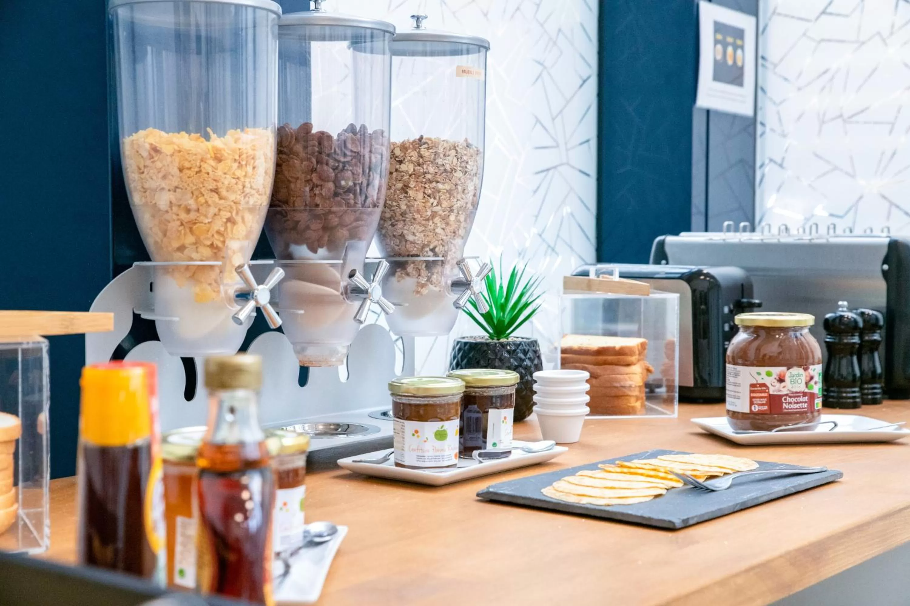 Buffet breakfast in Zenitude Hôtel-Résidences Le Havre Centre