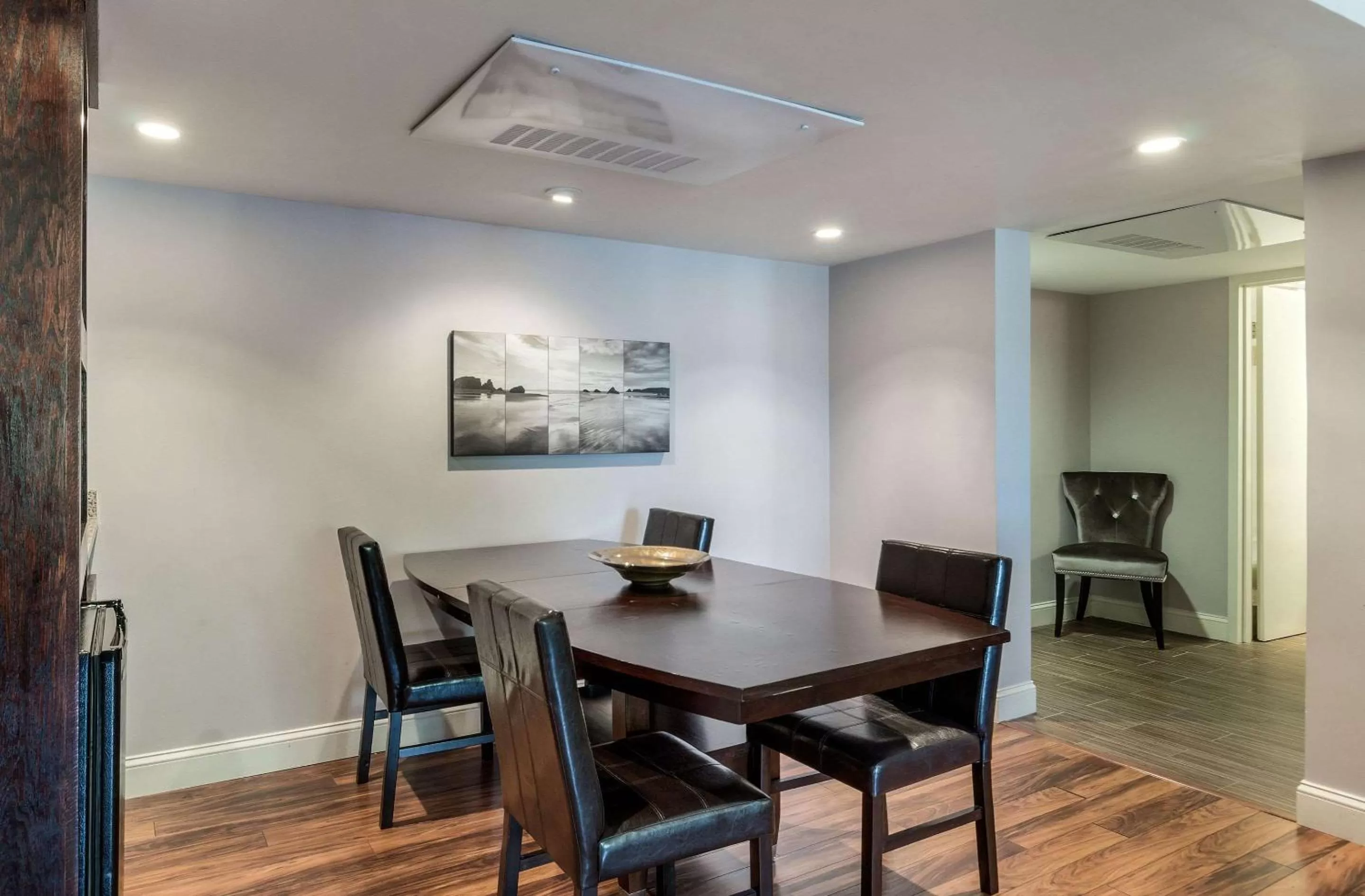 Photo of the whole room, Dining Area in Clarion Hotel Seekonk - Providence