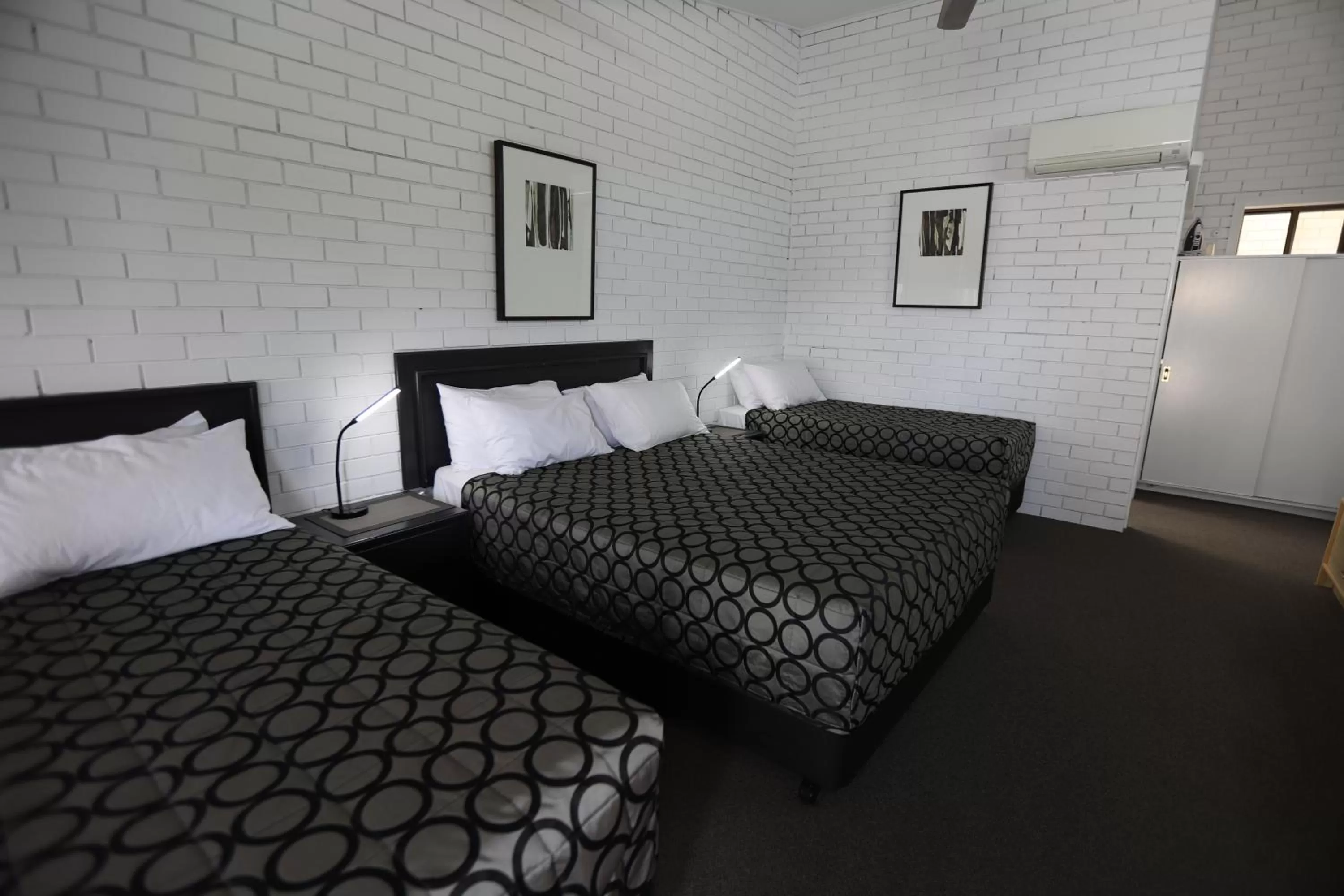 Bedroom, Bed in The Town House Motor Inn