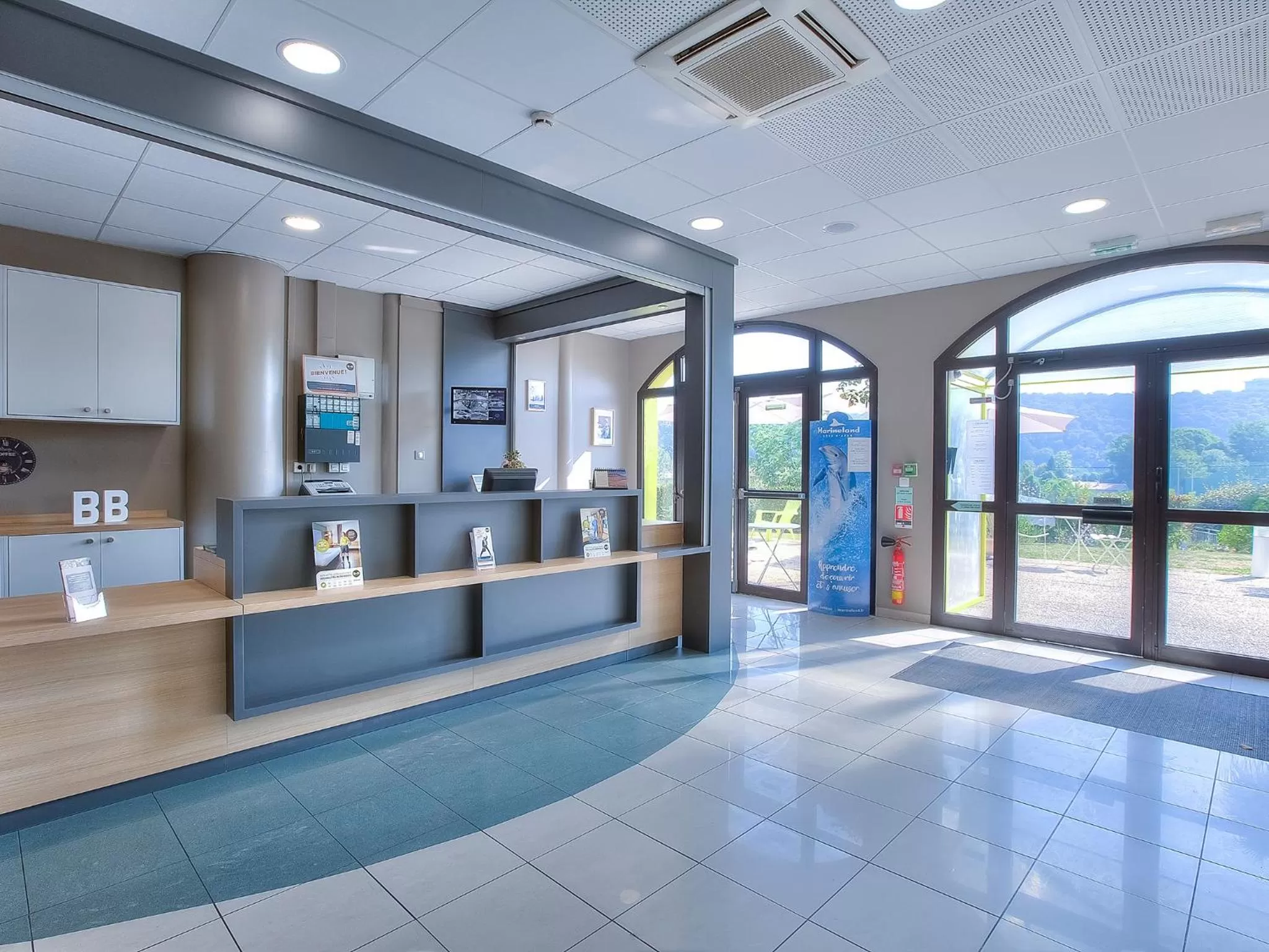 Lobby or reception in B&B HOTEL Villeneuve Loubet Village