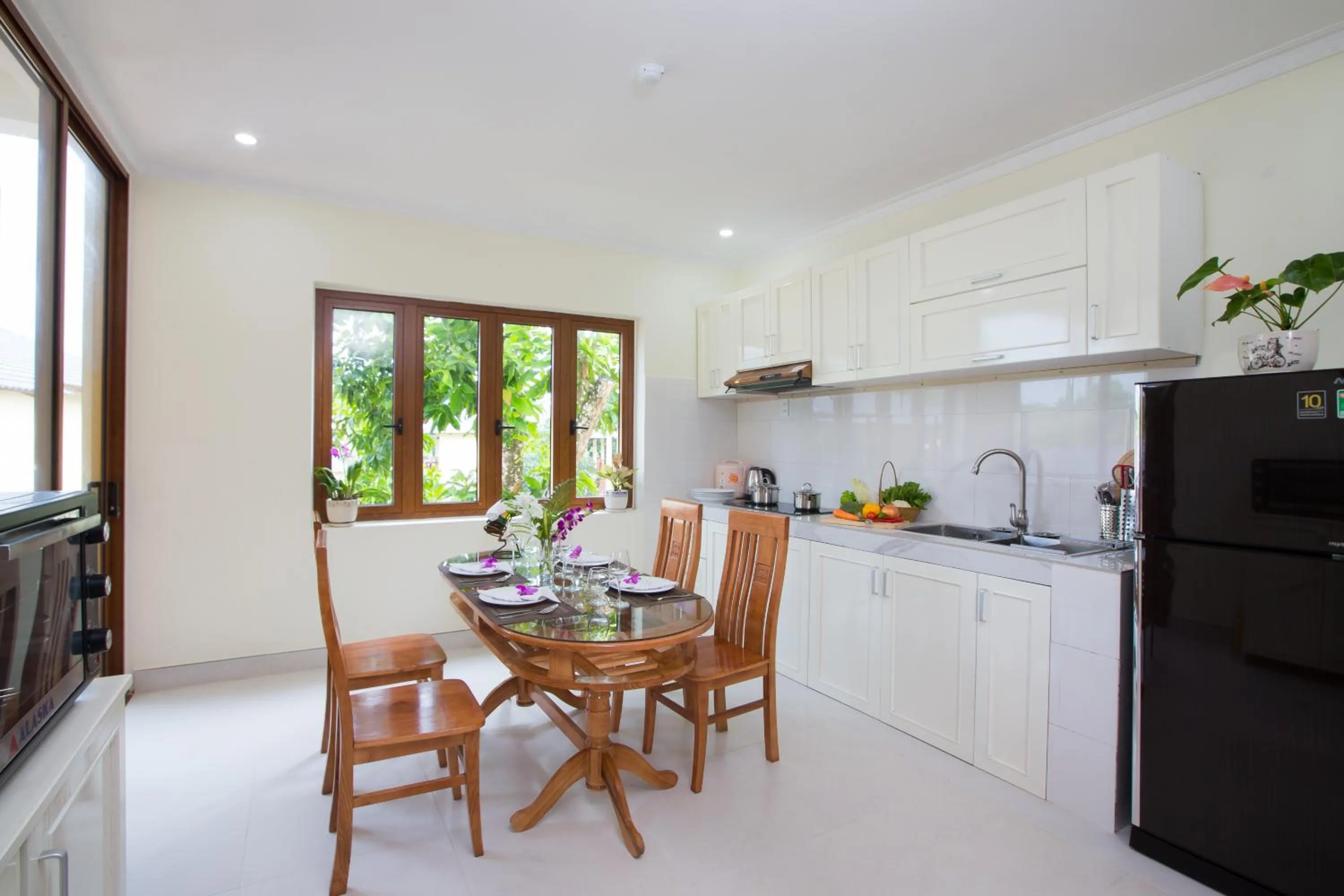 Kitchen or kitchenette in Elwood Premier Resort Phu Quoc